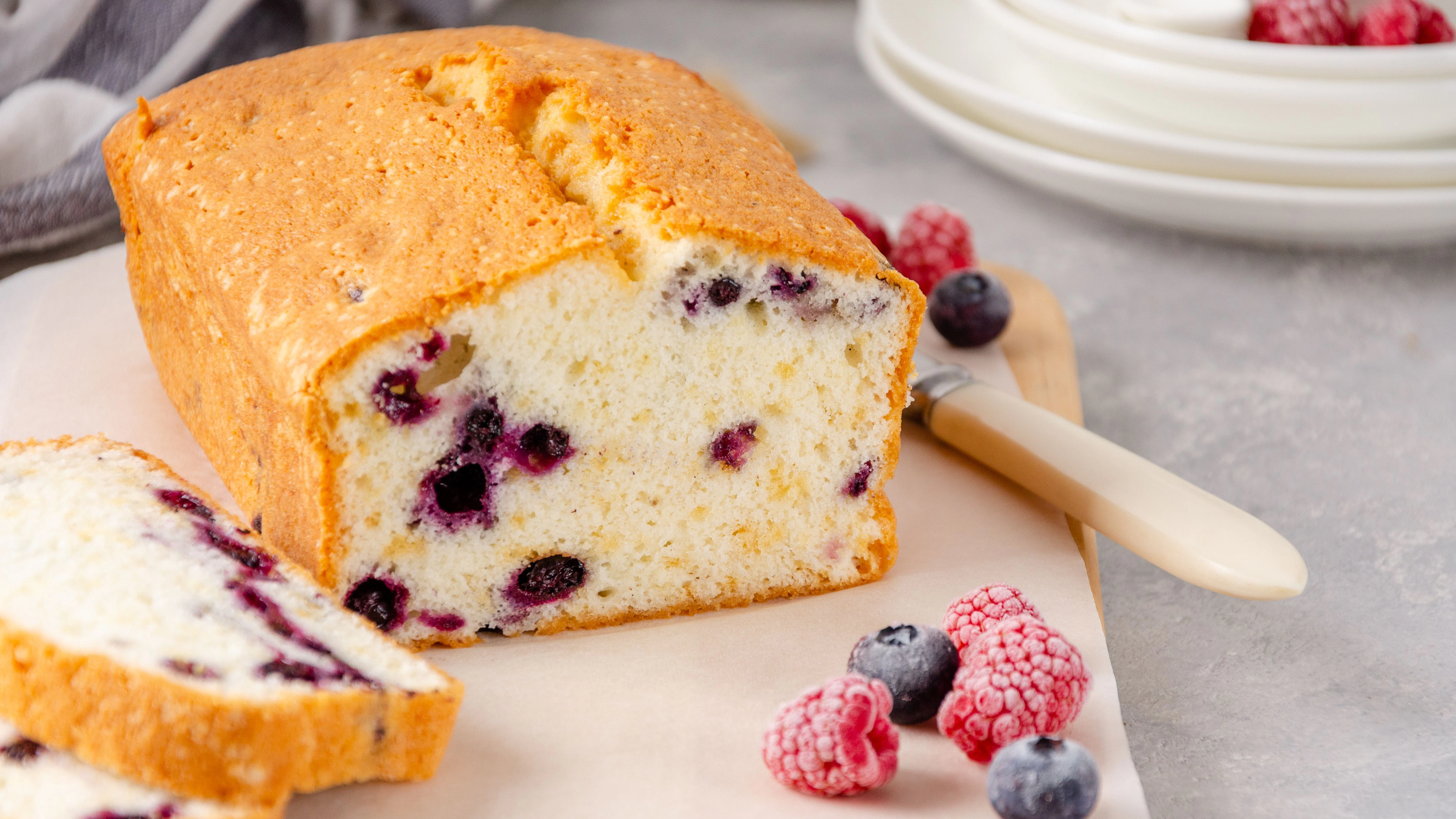 Wenn Sie Beeren im Tiefkühler vorrätig haben, können Sie dem Vanillekuchen noch eine fruchtige Note geben. Die Beeren einfach im fertigen Teig unterheben.