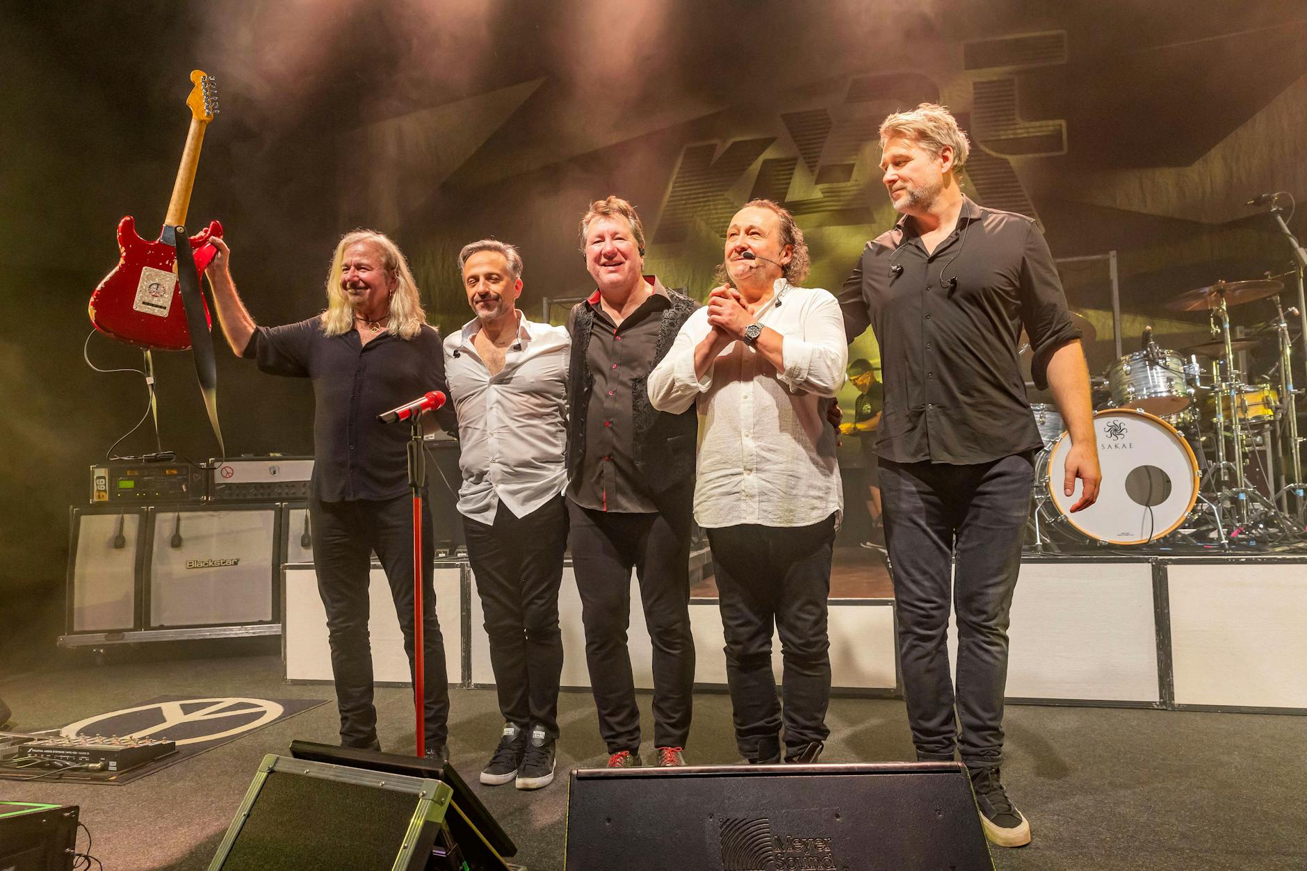 Karat im Jahr 2024: Bernd Römer, Heiko Jung, Claudius Dreilich, Martin Becker und Daniel Bätge bei einem Konzert in Bautzen.