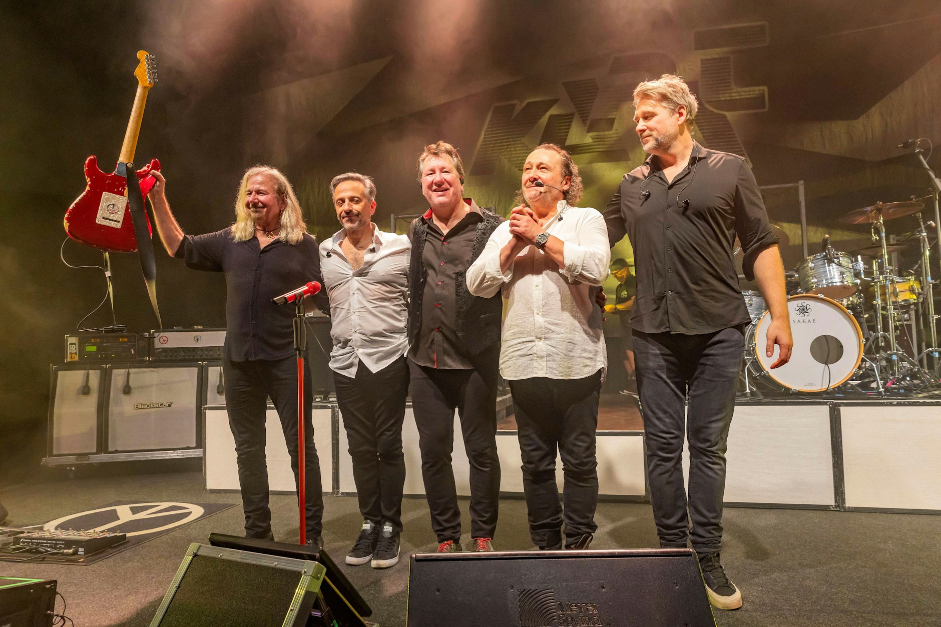 Karat im Jahr 2024: Bernd Römer, Heiko Jung, Claudius Dreilich, Martin Becker und Daniel Bätge&nbsp; bei einem Konzert in Bautzen.