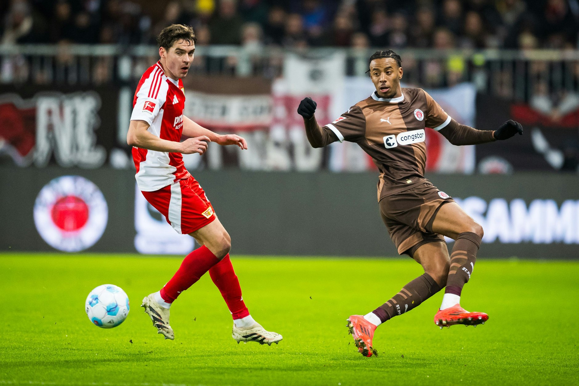Morgan Guilavogui (r.) konnte von Robert Skov (l.) und der Abwehr des 1. FC Union Berlin nicht gestoppt werden.