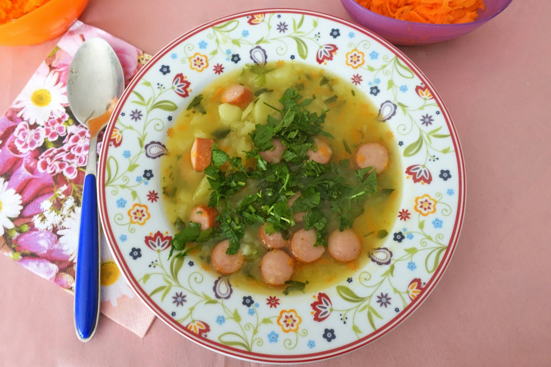 Der deftige Eintopf mit Kartoffeln und Würstchen ist schnell gemacht und superlecker.