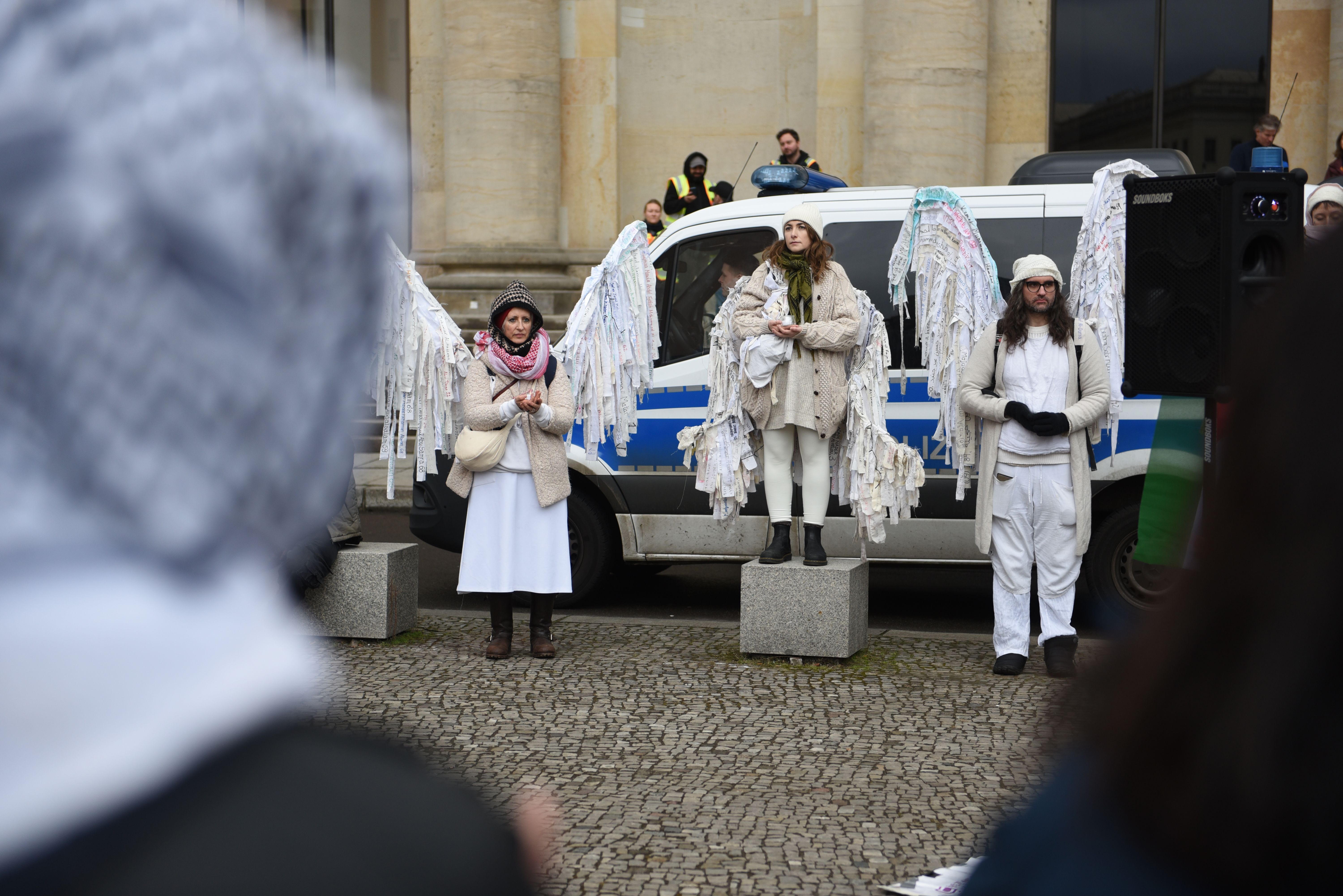 Vor Holocaust-Gedenktag: Polizei trennt Pro- und Anti-Israel-Kundgebungen auf dem Bebelplatz