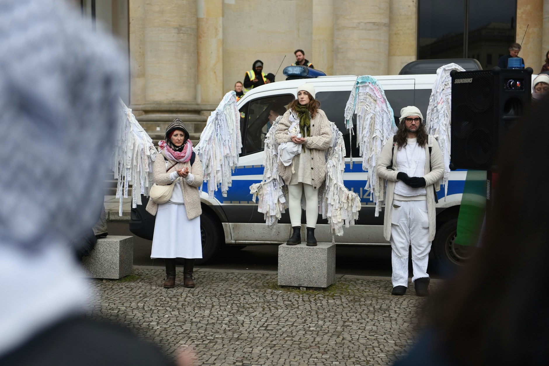 Als „Grieving Doves“ (trauernde Tauben) verkleidete Demonstranten am Bebelplatz in Berlin