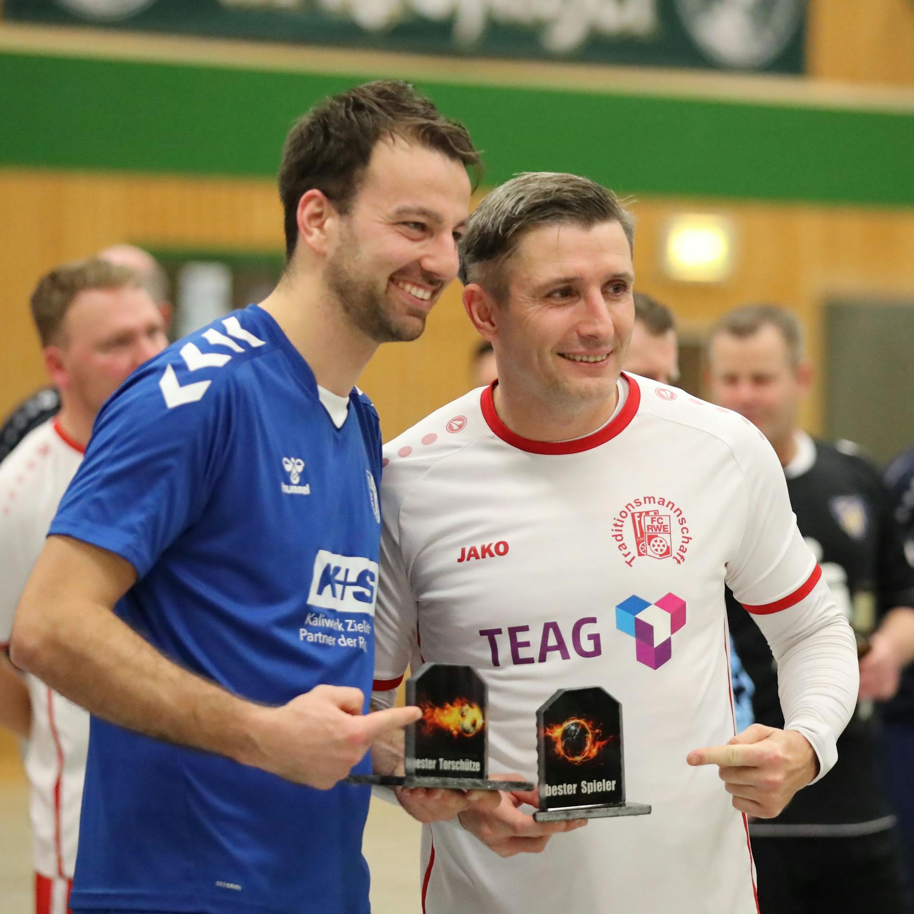 Das haben zwei gut lachen: Christian Beck (l.) wird als bester Torschütze des Turniers ausgezeichnet, Erfurts Ronny Hebestreit (50) als bester Spieler.