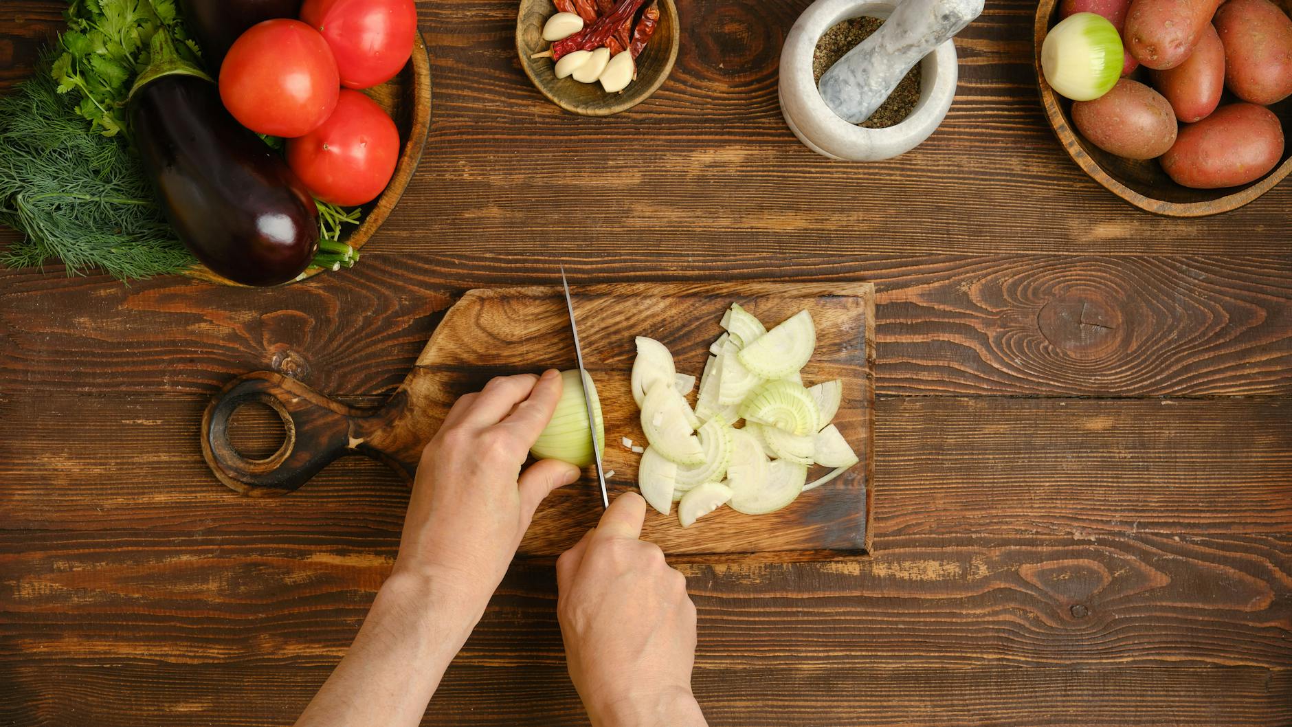 Die Zwiebel wird geschält und fein gewürfelt.