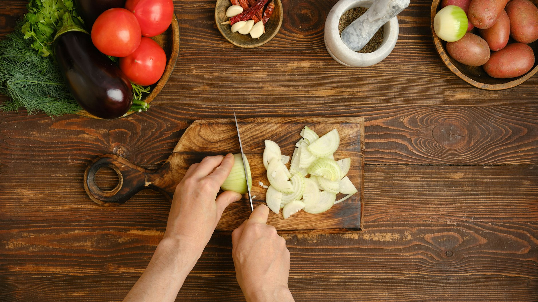Die Zwiebel wird geschält und fein gewürfelt.
