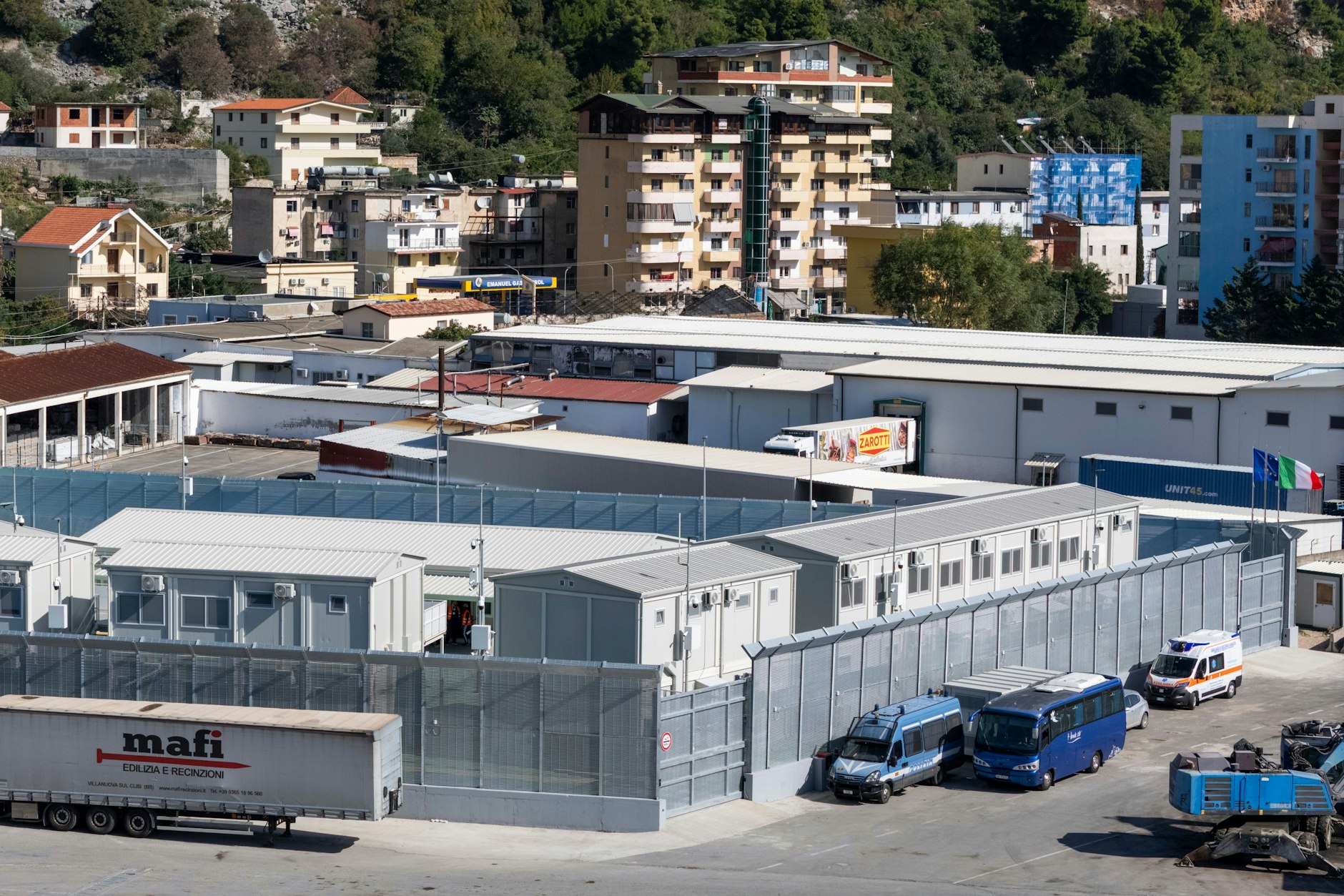 Albanien, Shengjin: Das Aufnahmezentrum für Migranten im Hafen von Shengjin im Nordwesten Albaniens.