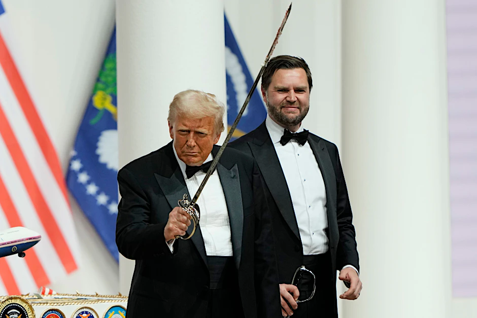 Das Bild passt: Ein Säbel schwingender Donald Trump! Beim Ball am Abend seiner Amtseinführung fuchtelte der 78-Jährige damit rum. Hinter ihm Vizepräsident JD Vance.
