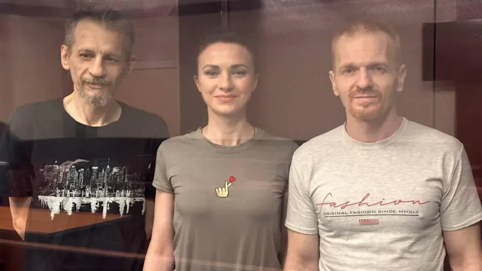 Natalia und ihre zwei Mitangeklagten Sergij Grusninow und Wiktor Schidlowski.