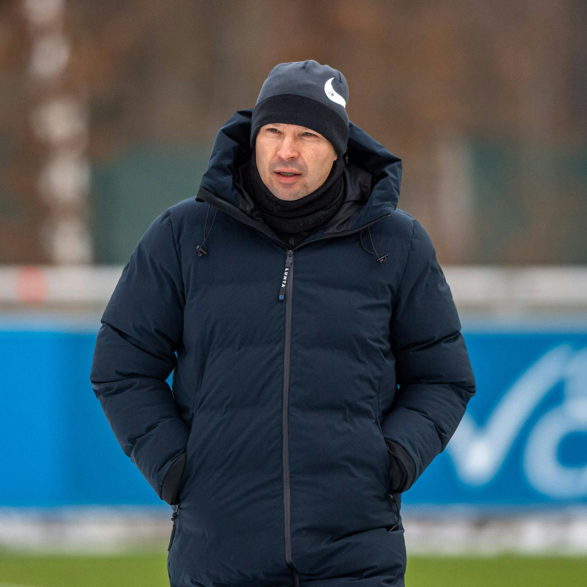 Herthas Sportdirektor Benjamin Weber ist gar nicht amüsiert über den Kenny-Poker.