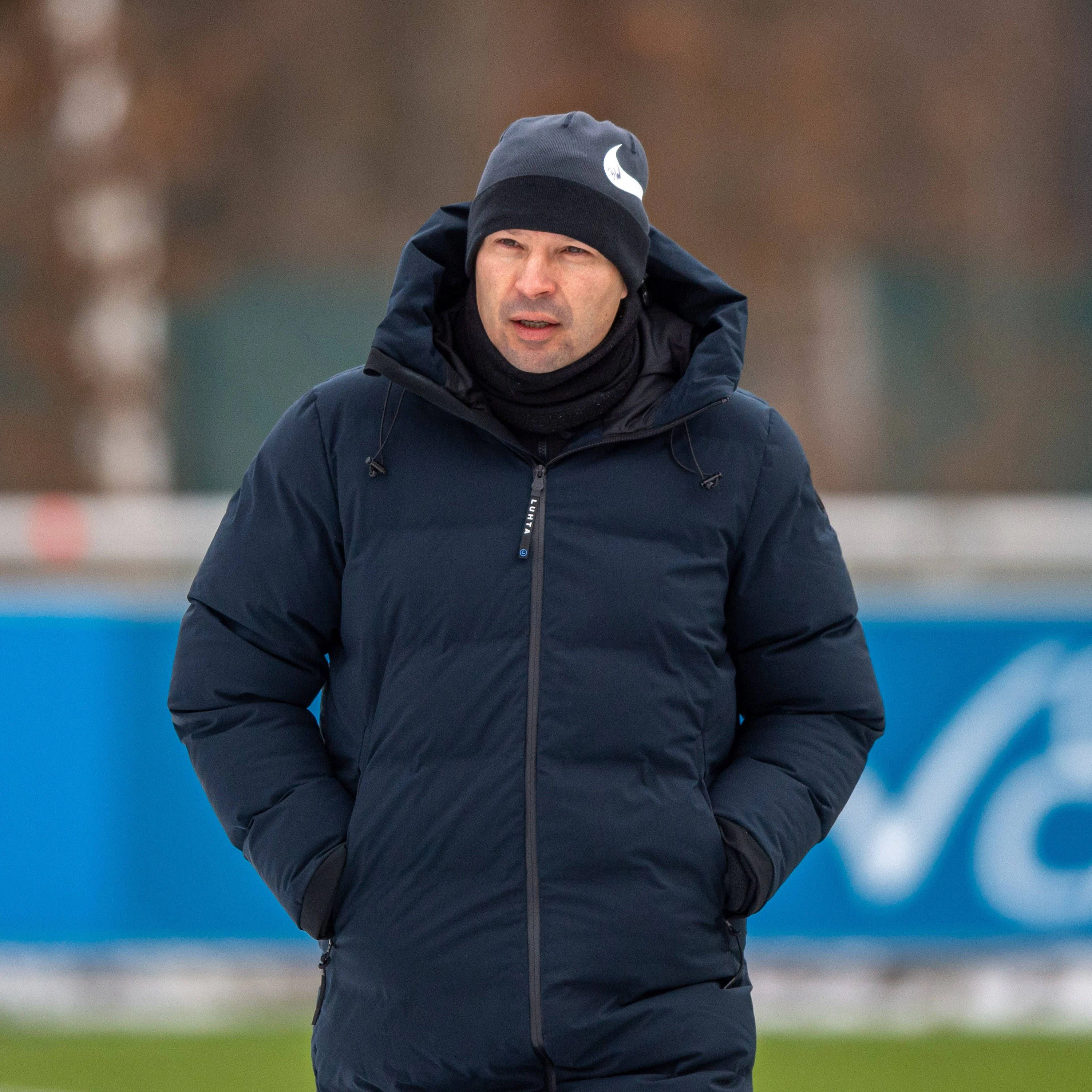 Herthas Sportdirektor Benjamin Weber ist gar nicht amüsiert über den Kenny-Poker.