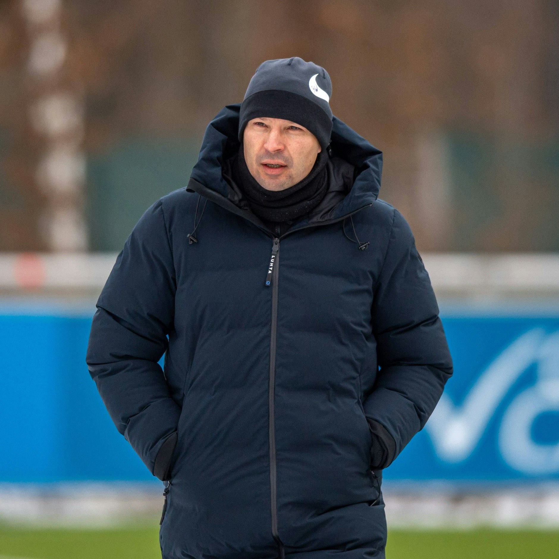 Herthas Sportdirektor Benjamin Weber ist gar nicht amüsiert über den Kenny-Poker.