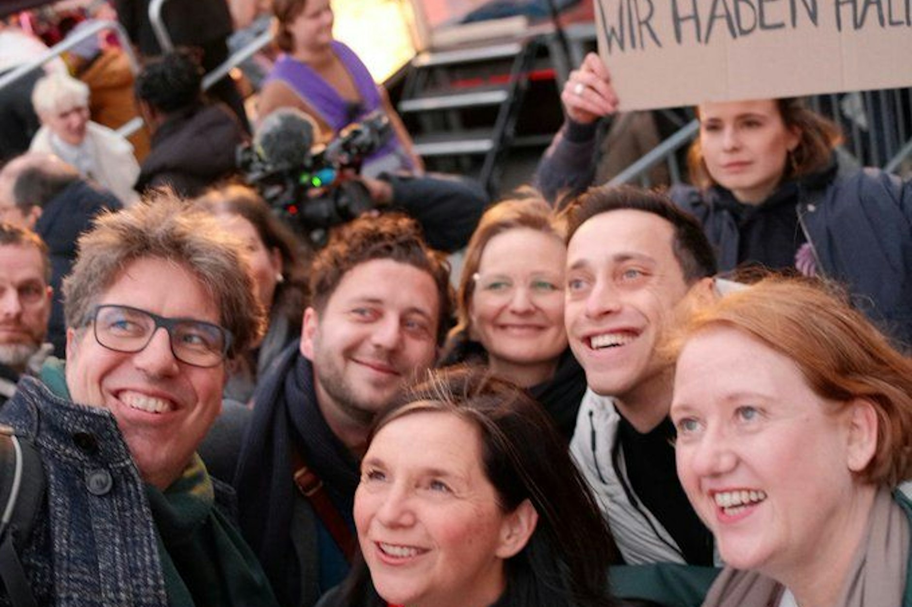 Dieses Selfie von der Demo gegen Rechtsruck in Berlin am Samstag sorgt auf Social Media für Empörung.