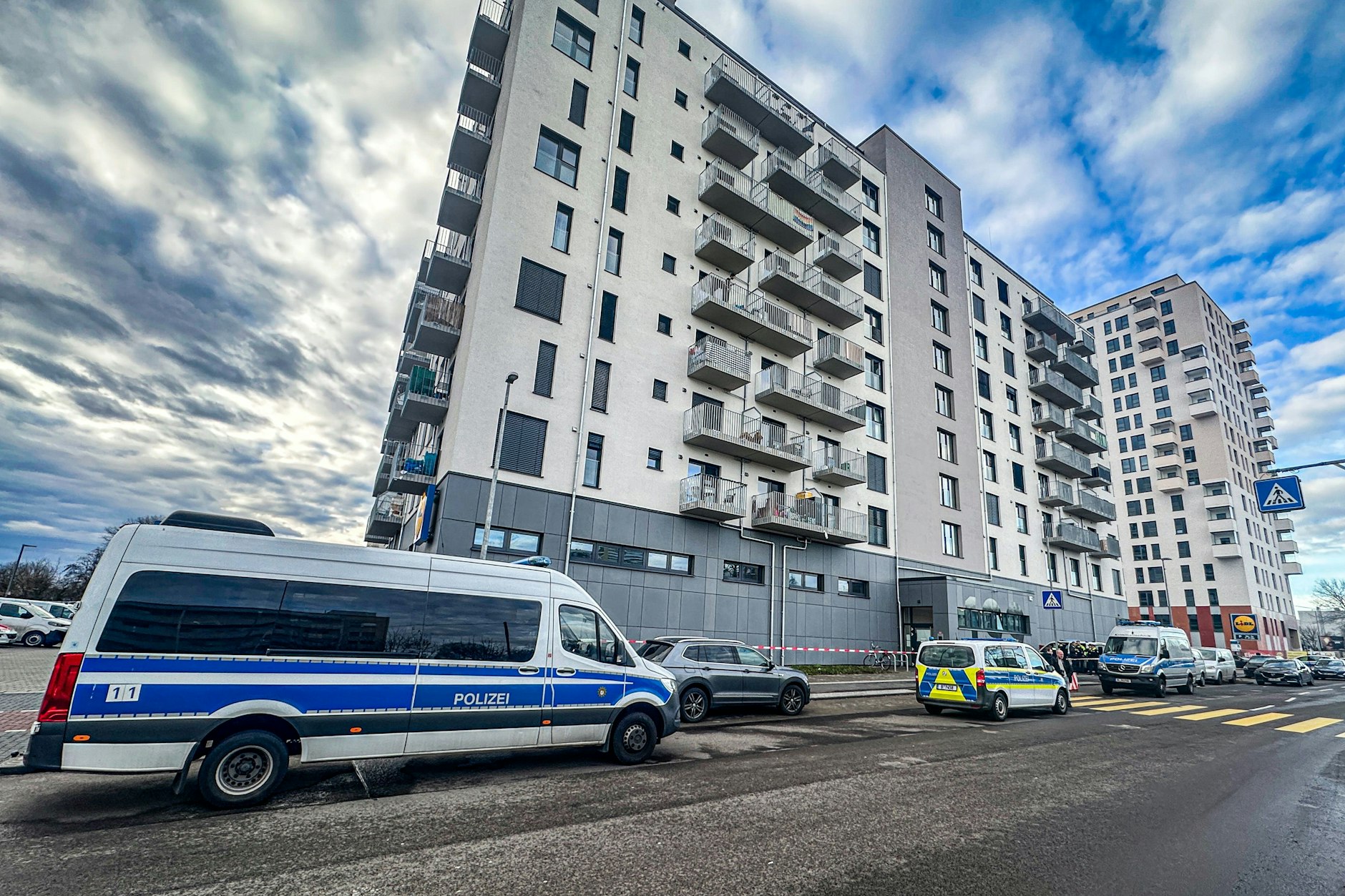Polizeiwagen in Berlin-Marzahn, wo die Frau erstochen wurde.