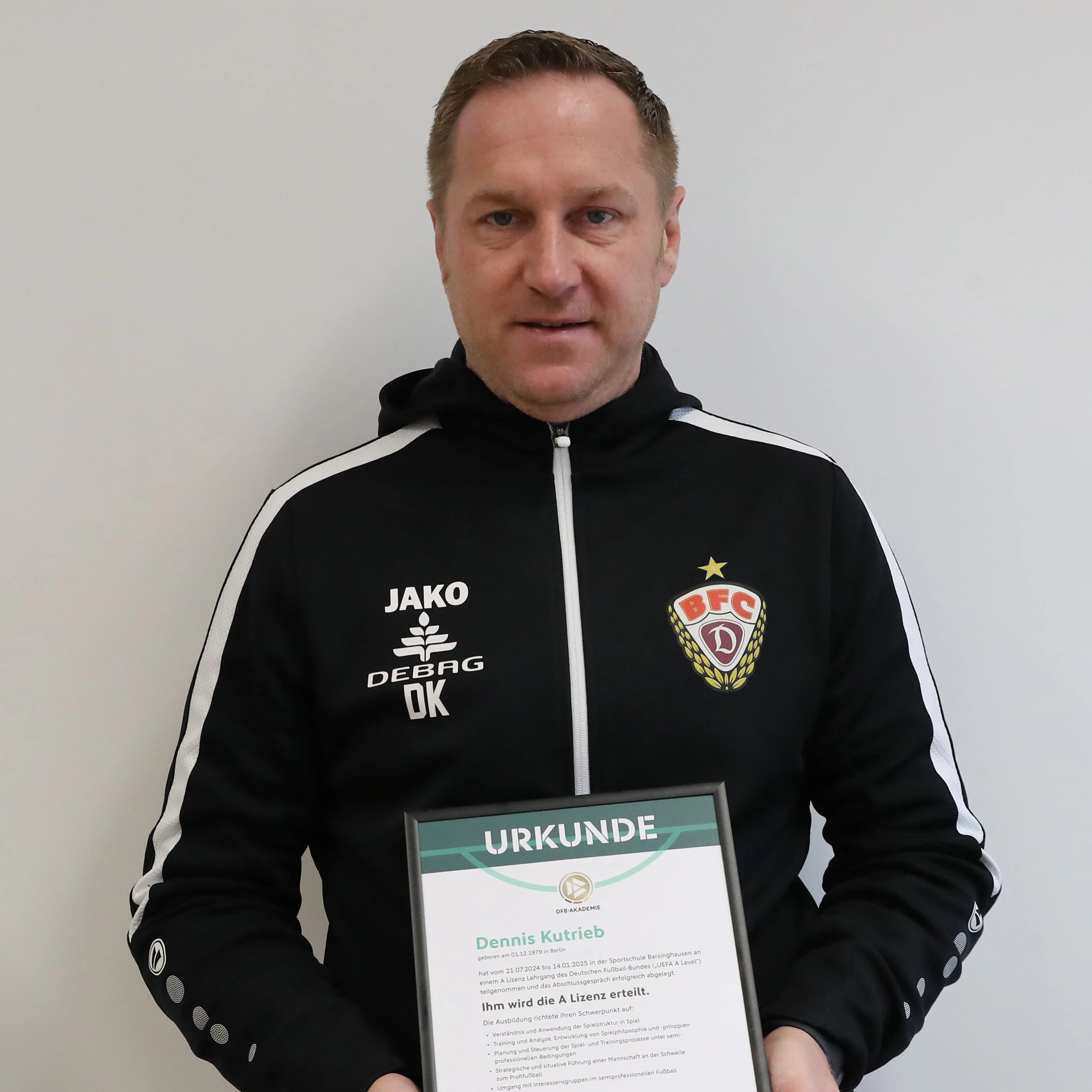 Da kann er wirklich stolz sein: BFC-Trainer Dennis Kutrieb mit der DFB-Urkunde.