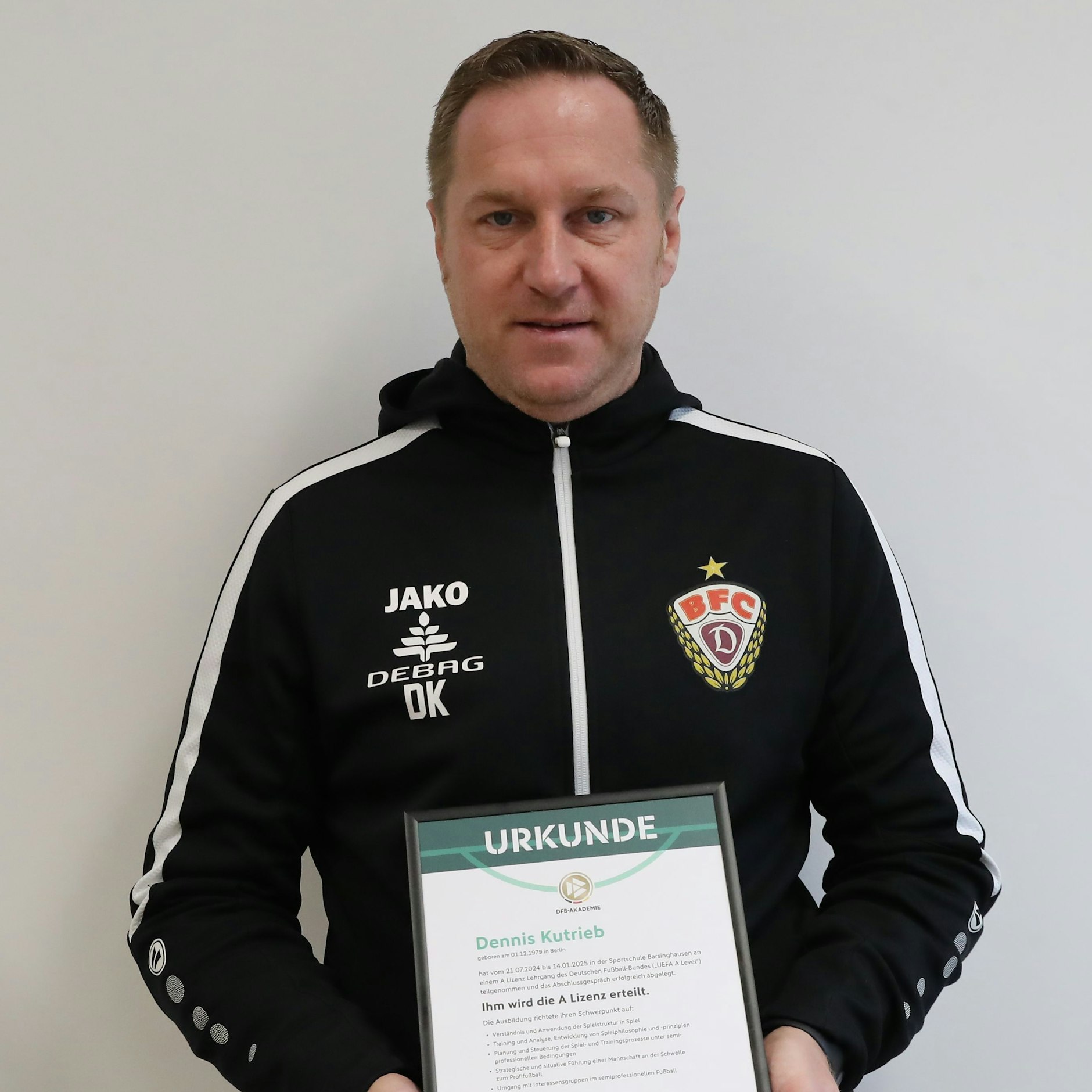 Da kann er wirklich stolz sein: BFC-Trainer Dennis Kutrieb mit der DFB-Urkunde.