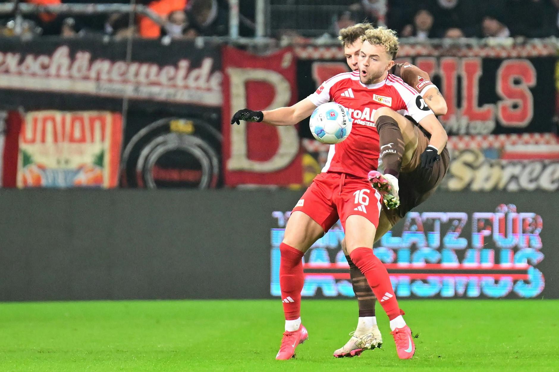 Harter Kampf: Stürmer Benedict Hollerbach und der 1. FC Union müssen im Duell beim FC St. Pauli alles reinlegen.