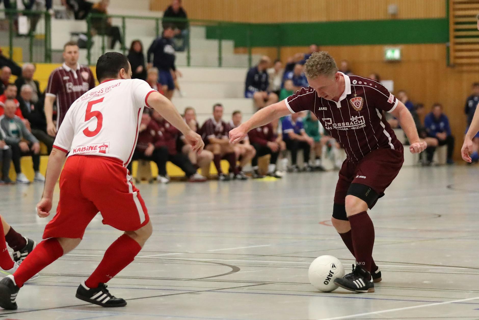 Nichts verlernt: Michael Dehnert (r.) vom Traditionsteam des BFC Dynamo dribbelt Erfurts Michael Oehler an.