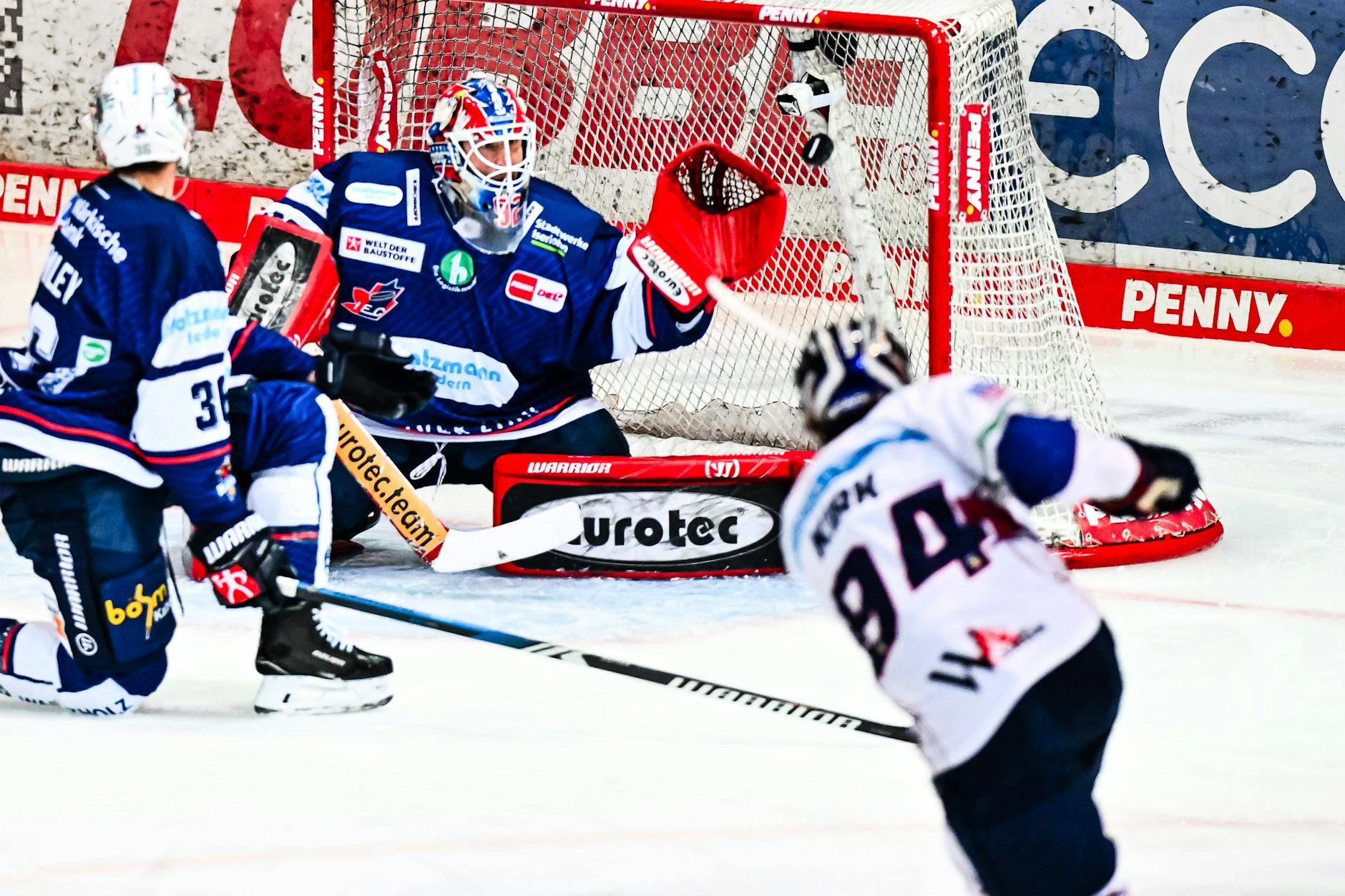 Eisbären-Scharfschütze Liam Kirk ballert auch in Iserlohn viel aufs Tor, aber diesmal trifft er nicht.