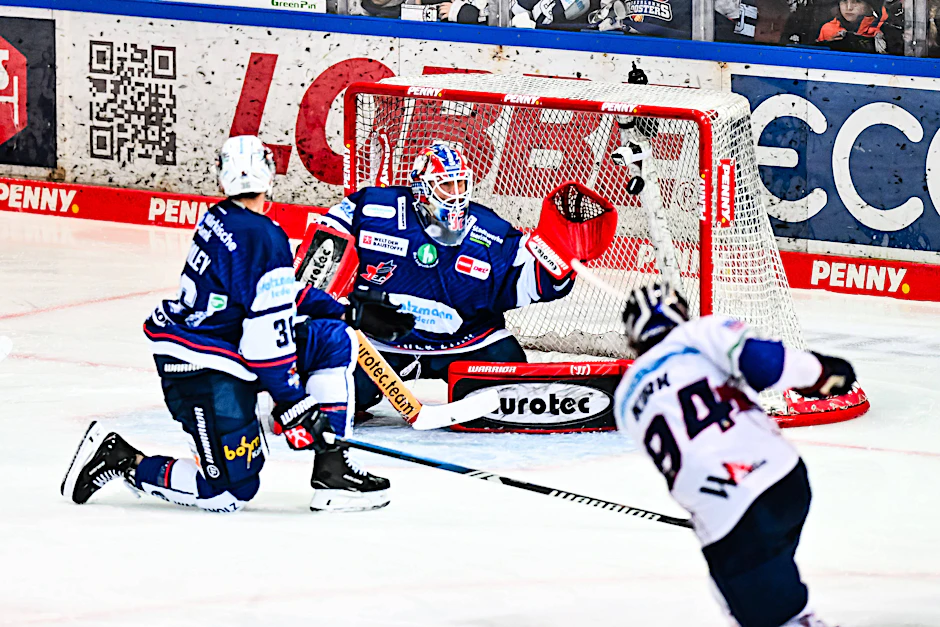 Eisbären-Scharfschütze Liam Kirk ballert auch in Iserlohn viel aufs Tor, aber diesmal trifft er nicht.