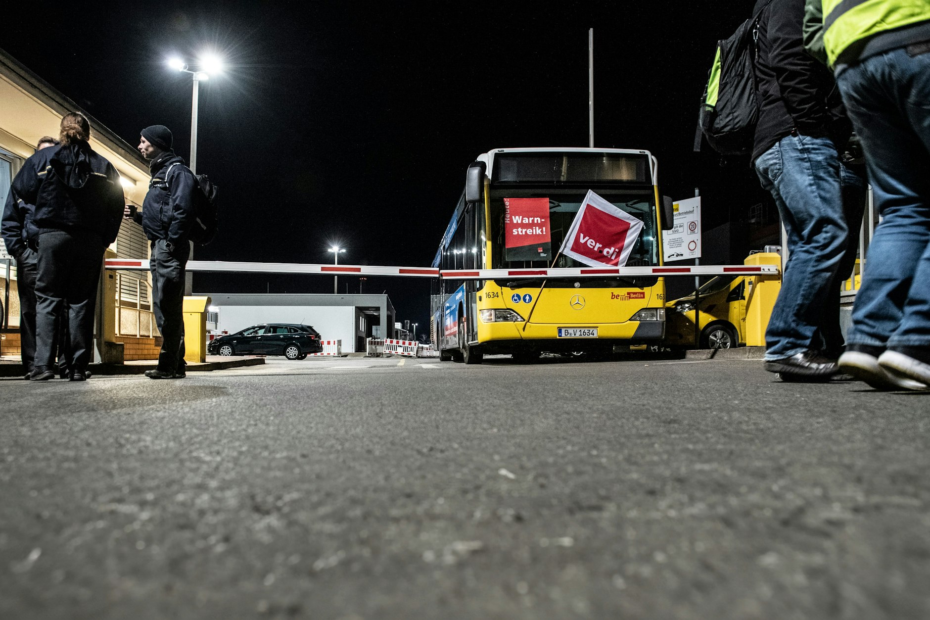 Um 3 Uhr früh beginnt am 27. Januar der Warnstreik: Die meisten BVG-Busse bleiben im Depot.