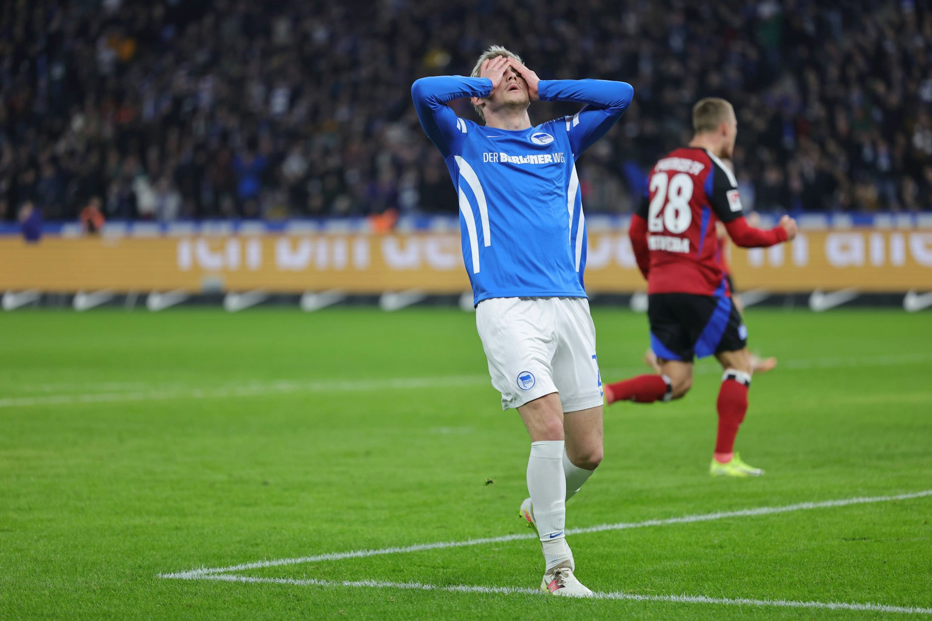 Herthas Youngster Marten Winkler kann es nicht fassen. Eben noch Torjubel, dann der große Fehlerfrust beim 2:3 gegen den HSV.