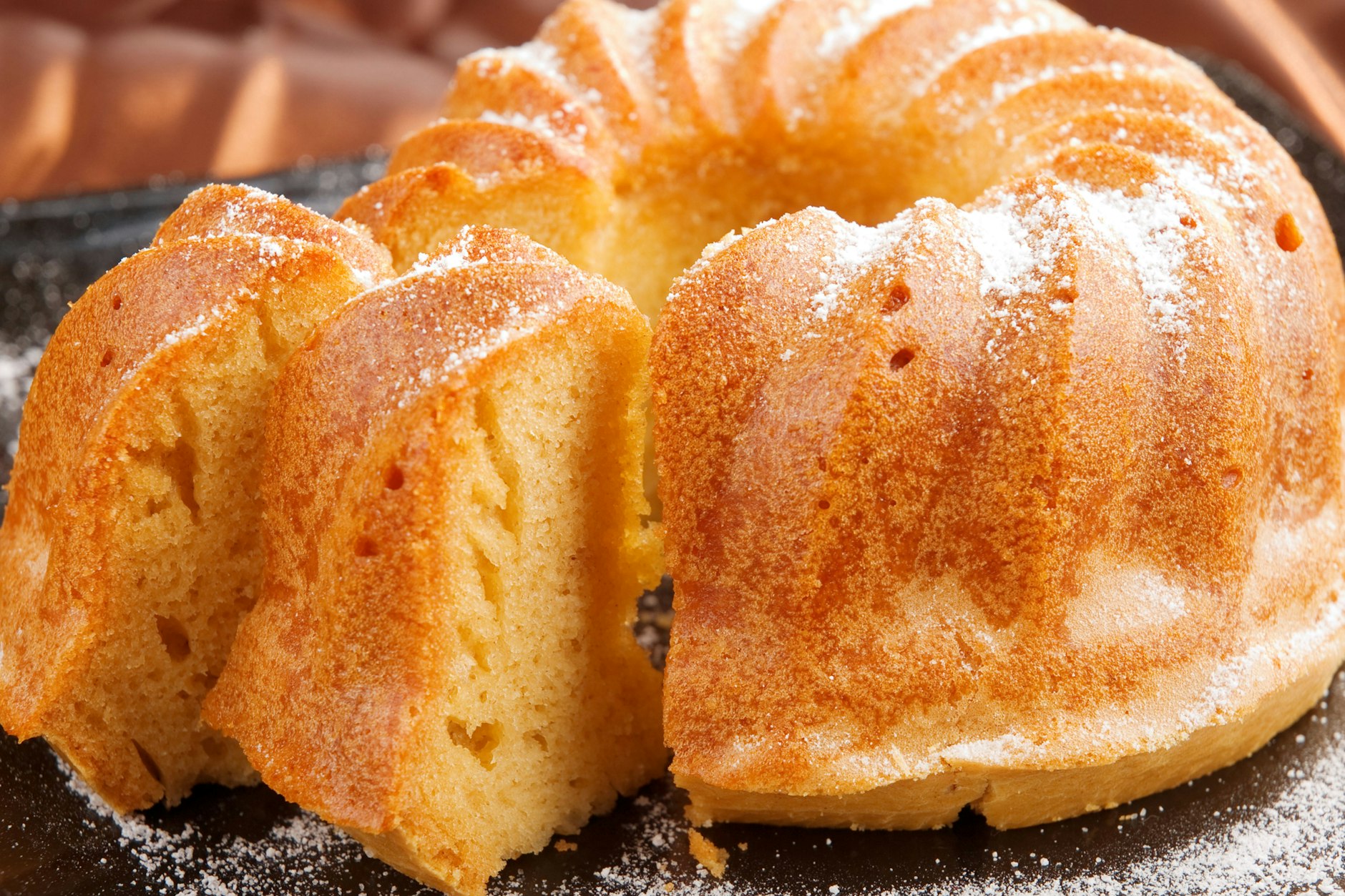 Der Rührkuchen mit Vanillepudding ist ein einfacher, dabei sehr leckerer Kuchen wenn es schnell gehen soll oder man keine Lust auf großen Aufwand beim Backen hat.
