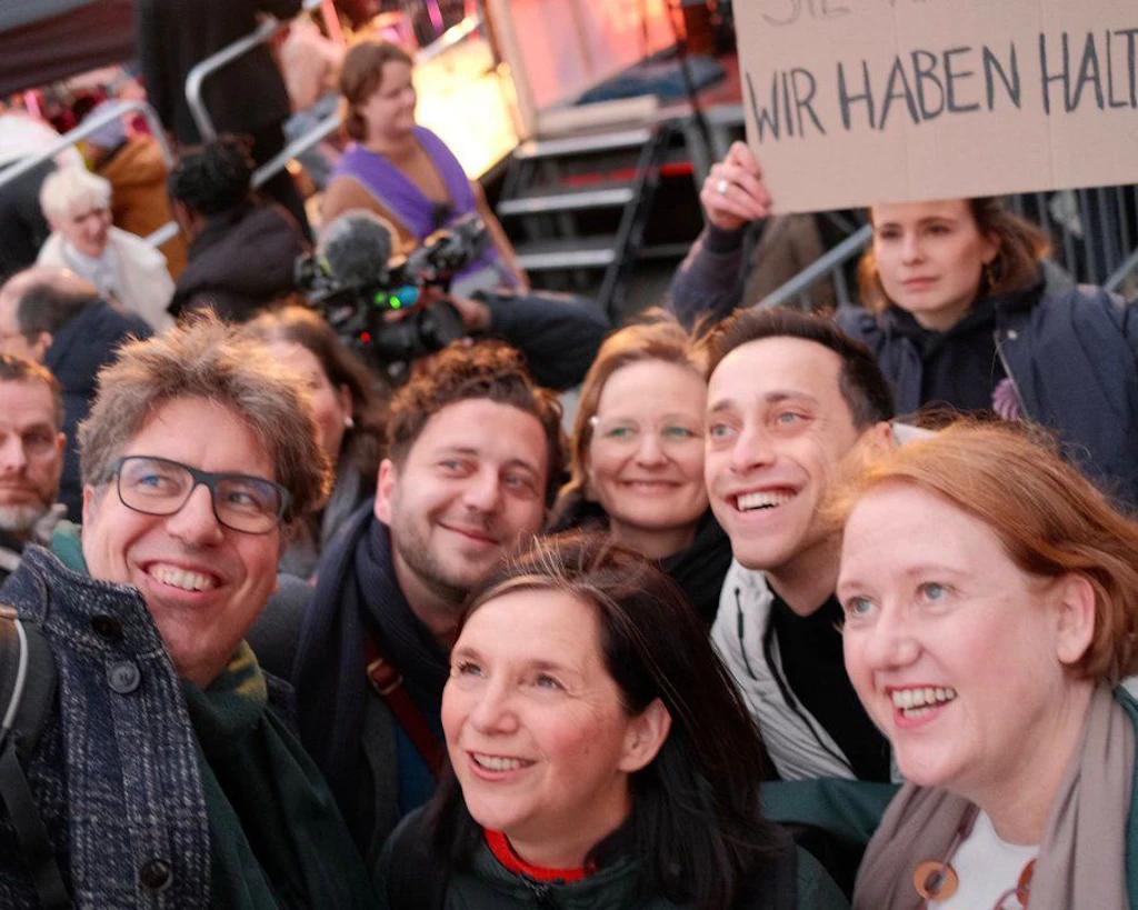 Empörung über lachende Grüne auf Anti-Rechts-Demo in Berlin