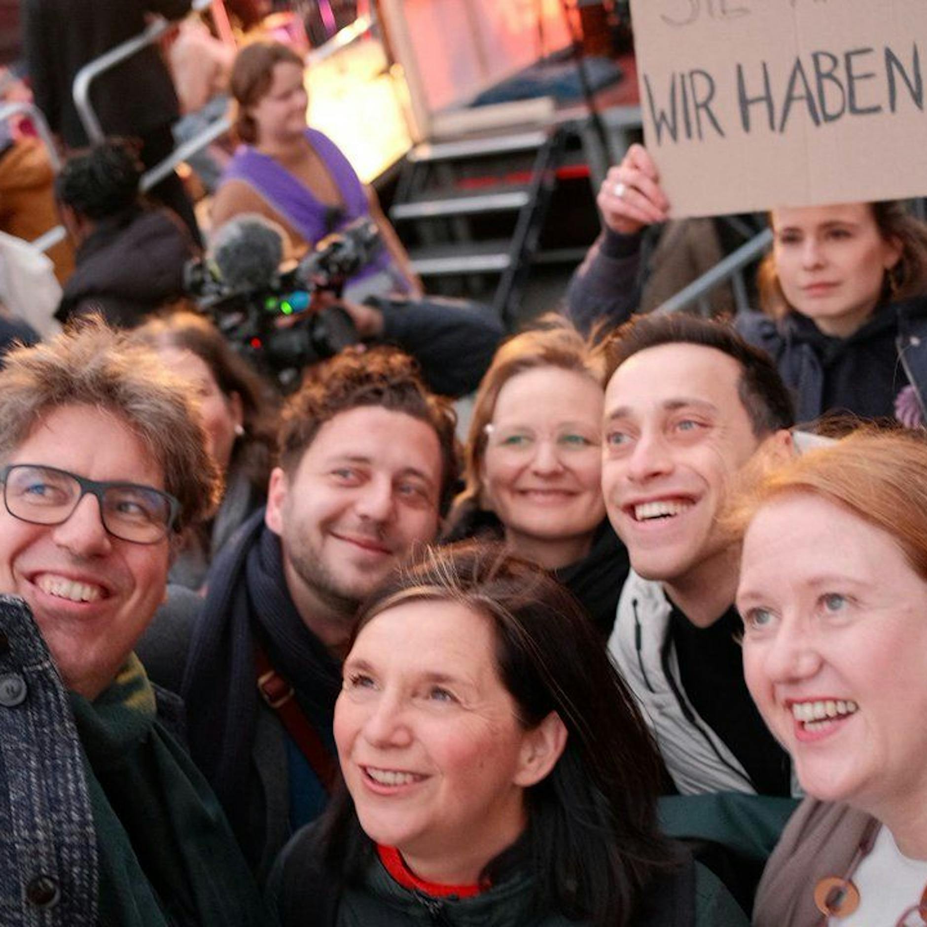 Empörung über lachende Grüne auf Anti-Rechts-Demo in Berlin