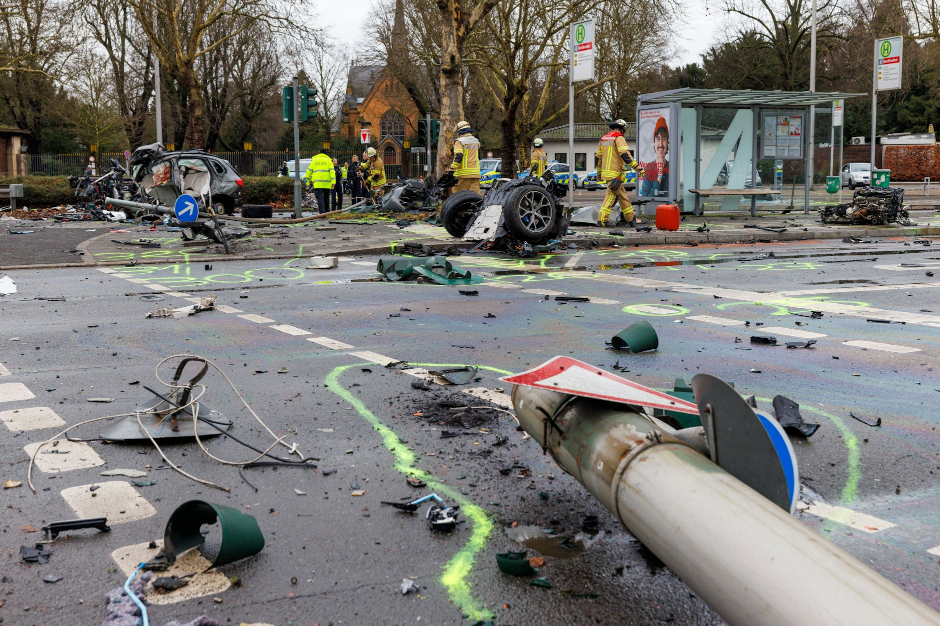Die Unfallstelle in Düsseldorf, ein Trümmerfeld. Der BMW ist total zerstört, mehrere Straßenlaternen und Schilder wurden bei dem Unfall abgerissen.
