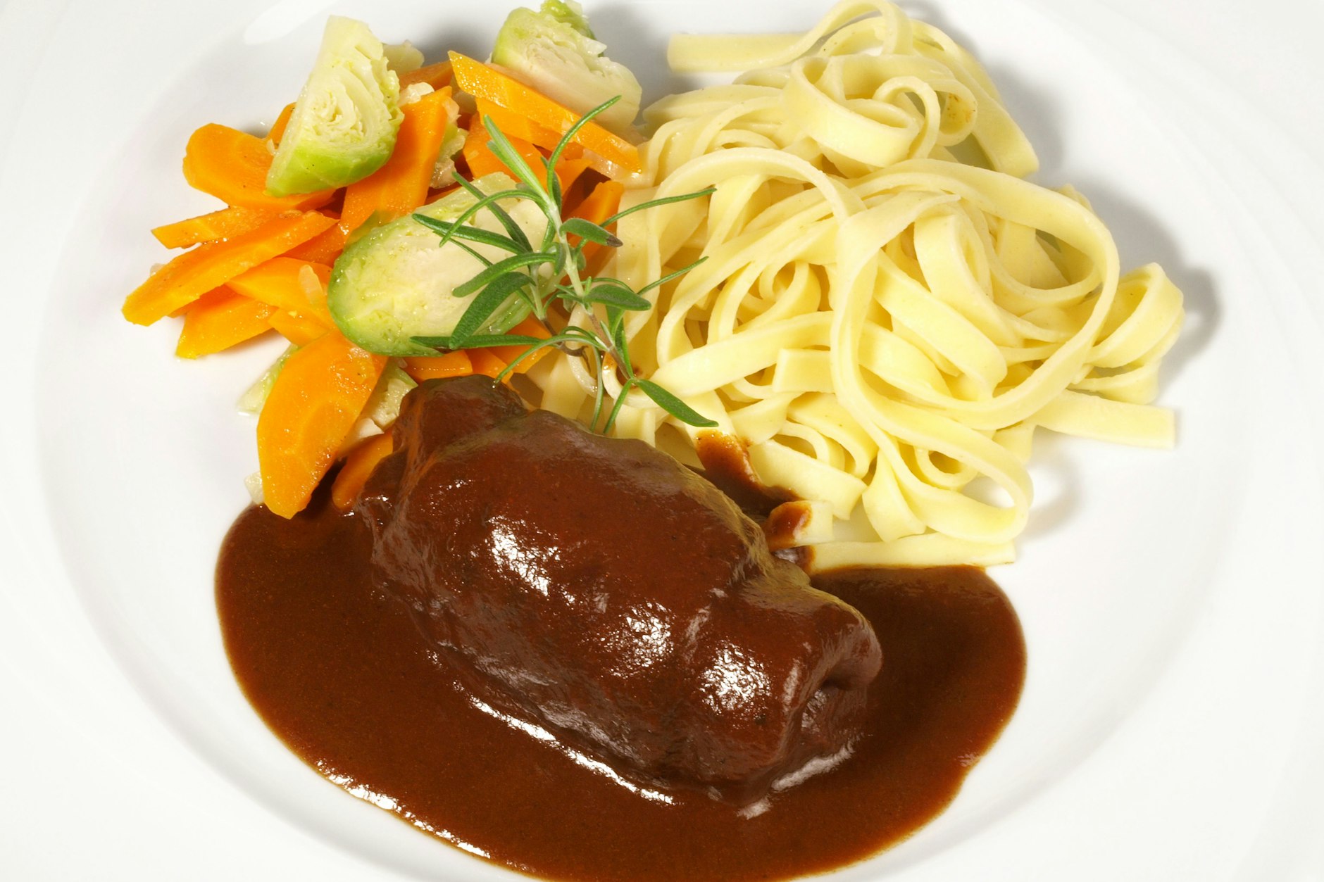 Mit Nudeln: Rouladen auf italienische Art.