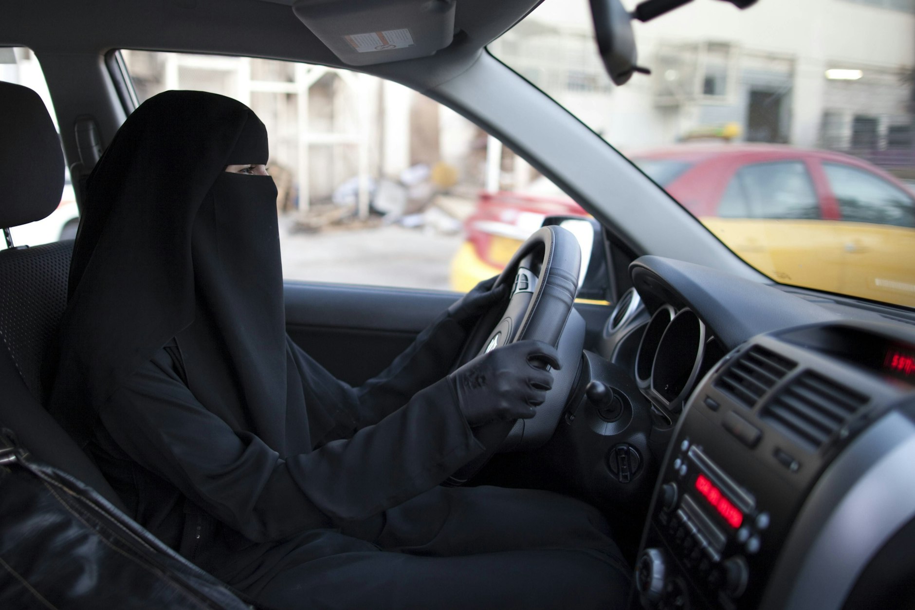 In Deutschland ist das verboten: Vollverschleiert, mit einer Nikab, Auto zu fahren. Eine Frau klagt jetzt in Berlin dagegen.