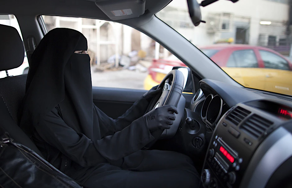 In Deutschland ist das verboten: Vollverschleiert, mit einer Nikab, Auto zu fahren. Eine Frau klagt jetzt in Berlin dagegen. 