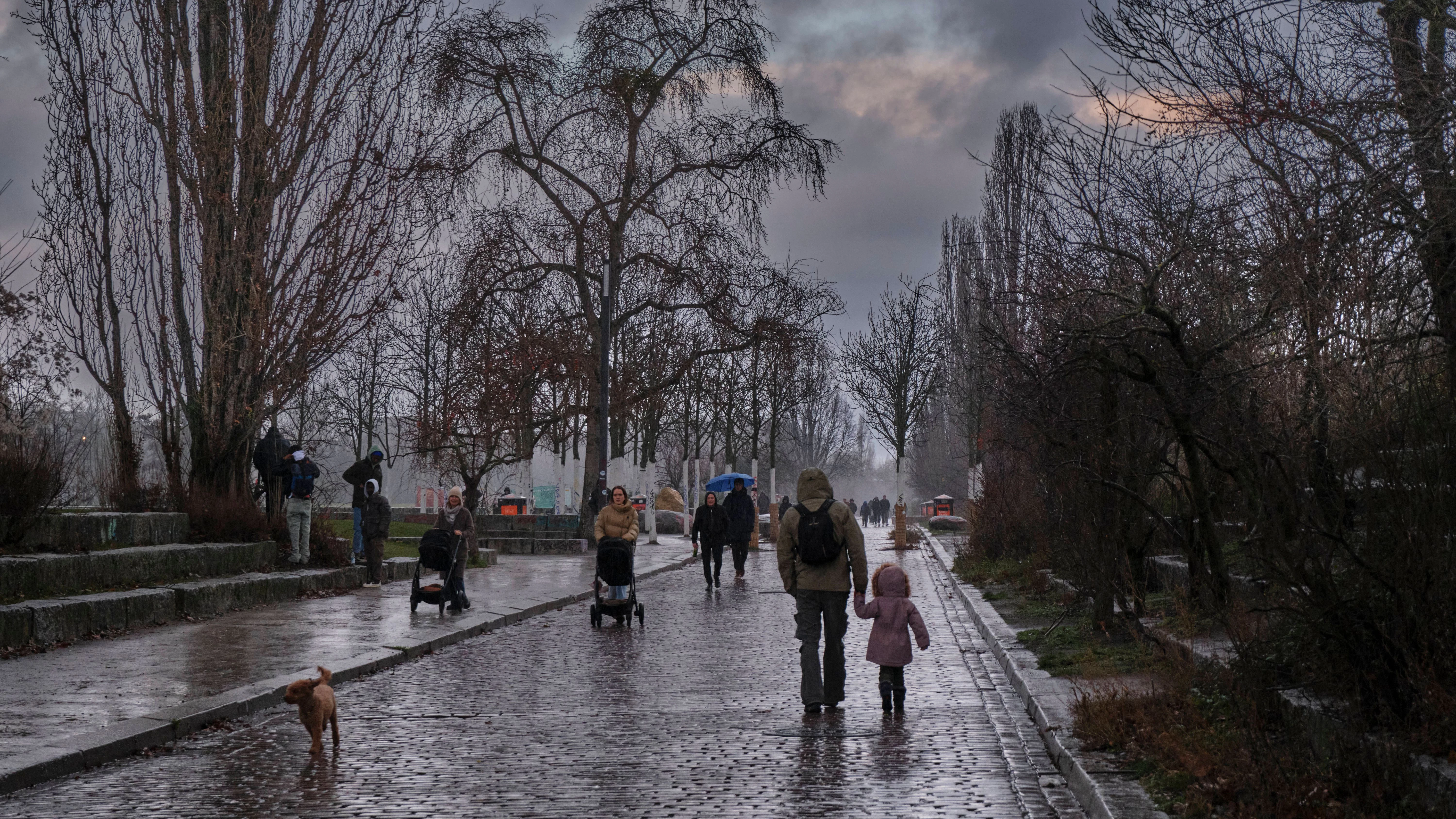 Dichte Bewölkung und nasskaltes Wetter. So sieht es heute in Berlin aus.