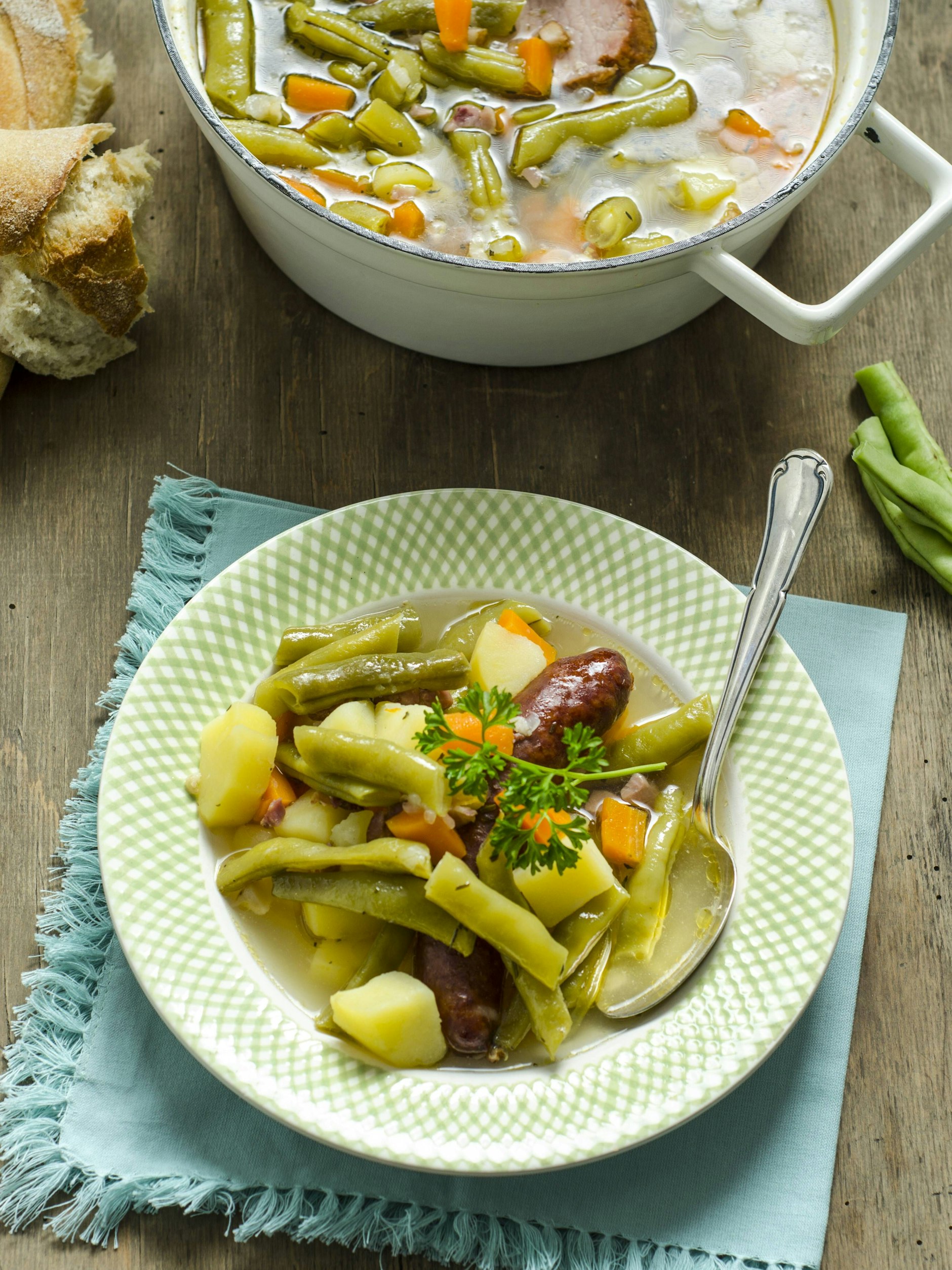Bohnensuppe ist der perfekte Eintopf für den Winter. Dieses Rezept für Omas Schnippelbohnen wird Ihnen garantiert schmecken!