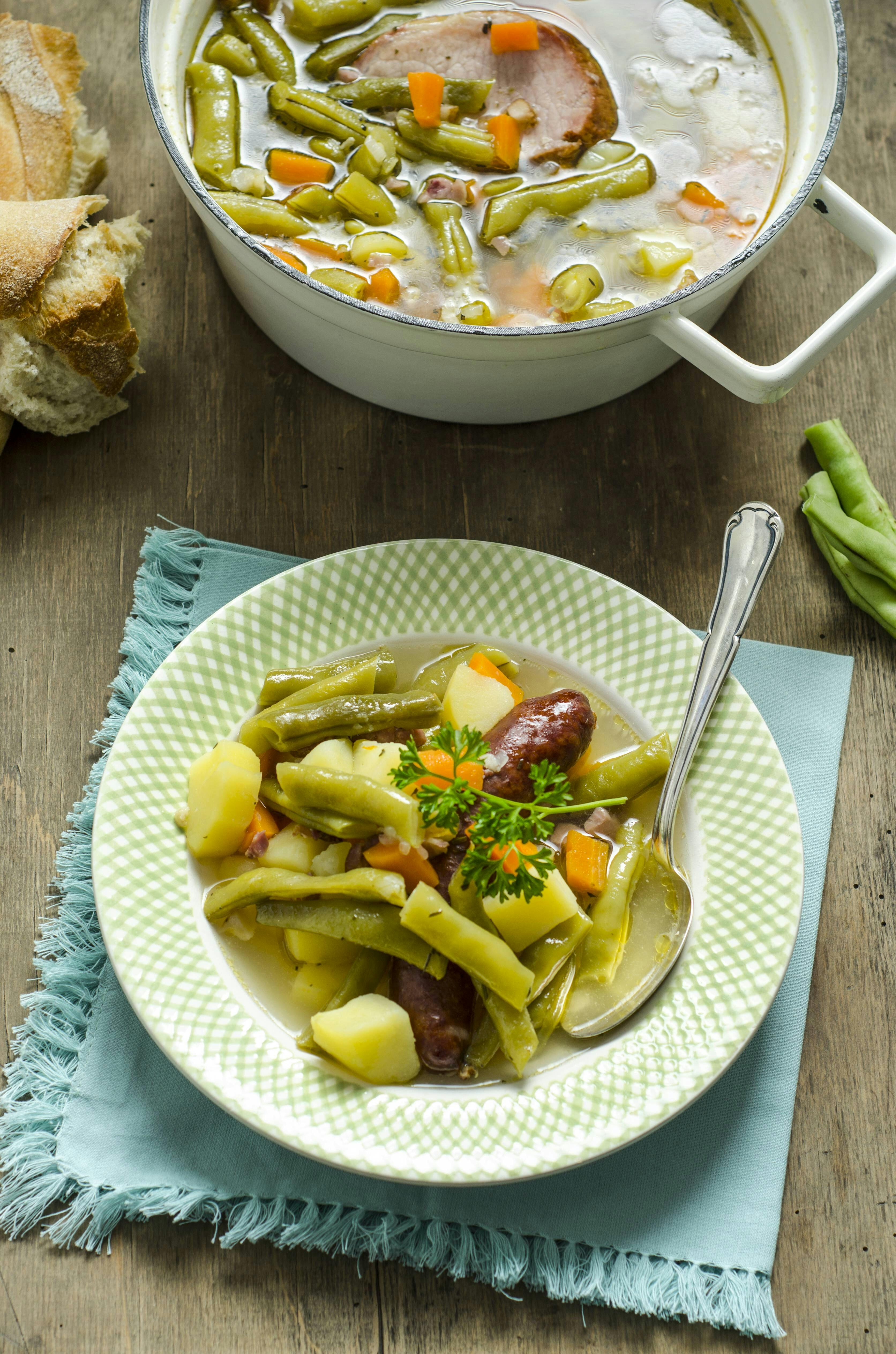 Rezept für Omas Schnippelbohnen mit Bockwurst: Leckerer Winter-Eintopf Rezept für Omas Schnippelbohnen mit Bockwurst: Leckerer Winter-Eintopf