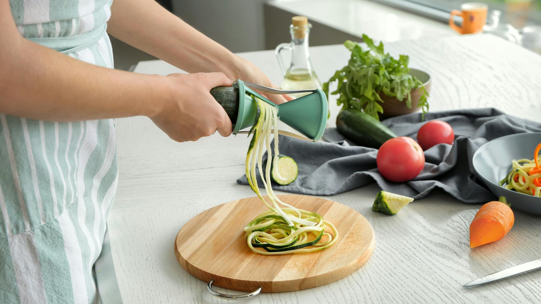 Zucchini lassen sich am besten mit einem Spiralschneider in Spaghetti-Form schneiden. Geht aber auch mit Sparschäler oder Messer (siehe Anleitung unten).