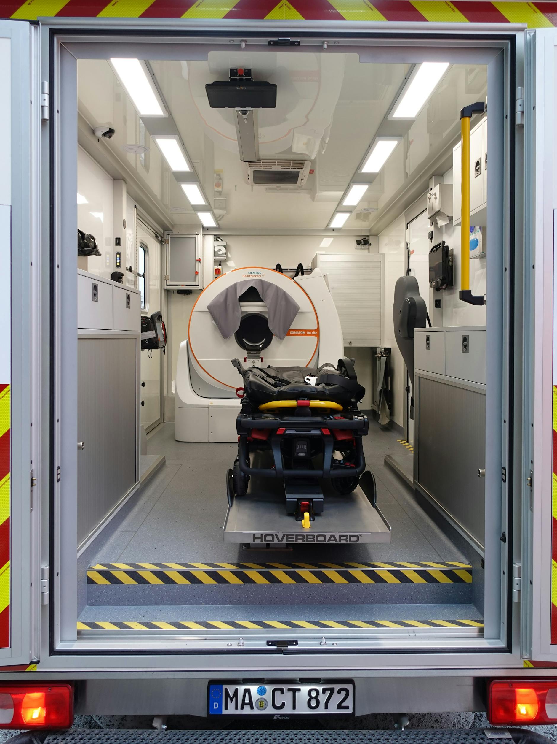 Ein Blick in das neue Schlaganfall-Fahrzeug aus Mannheim: Das neue Kopf-CT Somatom von Siemens arbeitet strahlungsarmer, auf die stabile Trage passen Personen mit einem Gewicht von 317 Kilogramm. Aber: Anders als das Berliner Modell ist dieses Stemo kein Krankenwagen, darf keine Kranken transportieren. Es wirkt deshalb aufgeräumter, weil etwa Fächer von Verbandszeug und Medikamente fehlen. Im Notfall wird immer ein Krankenwagen mit alarmiert.