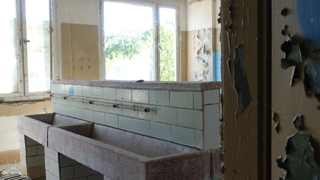 Blick in einem Waschraum der DDR-Grenztruppen-Kaserne.