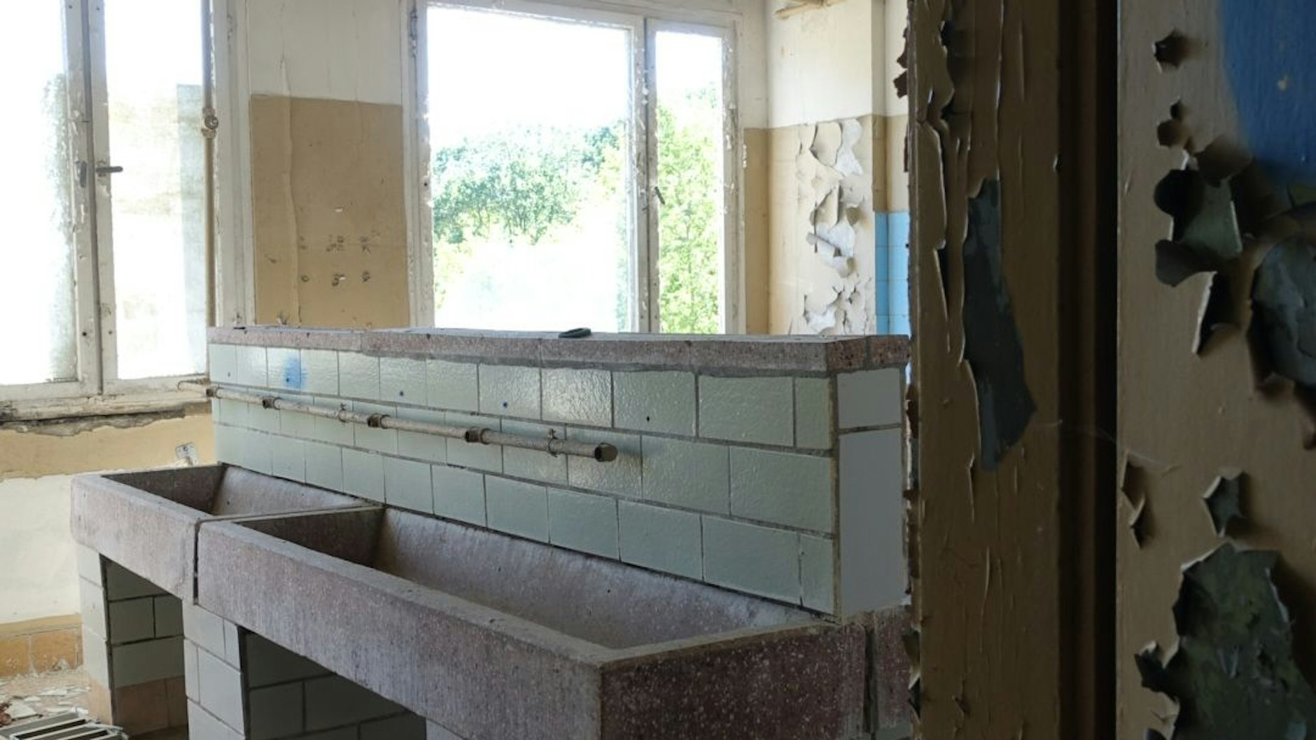 Blick in einem Waschraum der DDR-Grenztruppen-Kaserne.