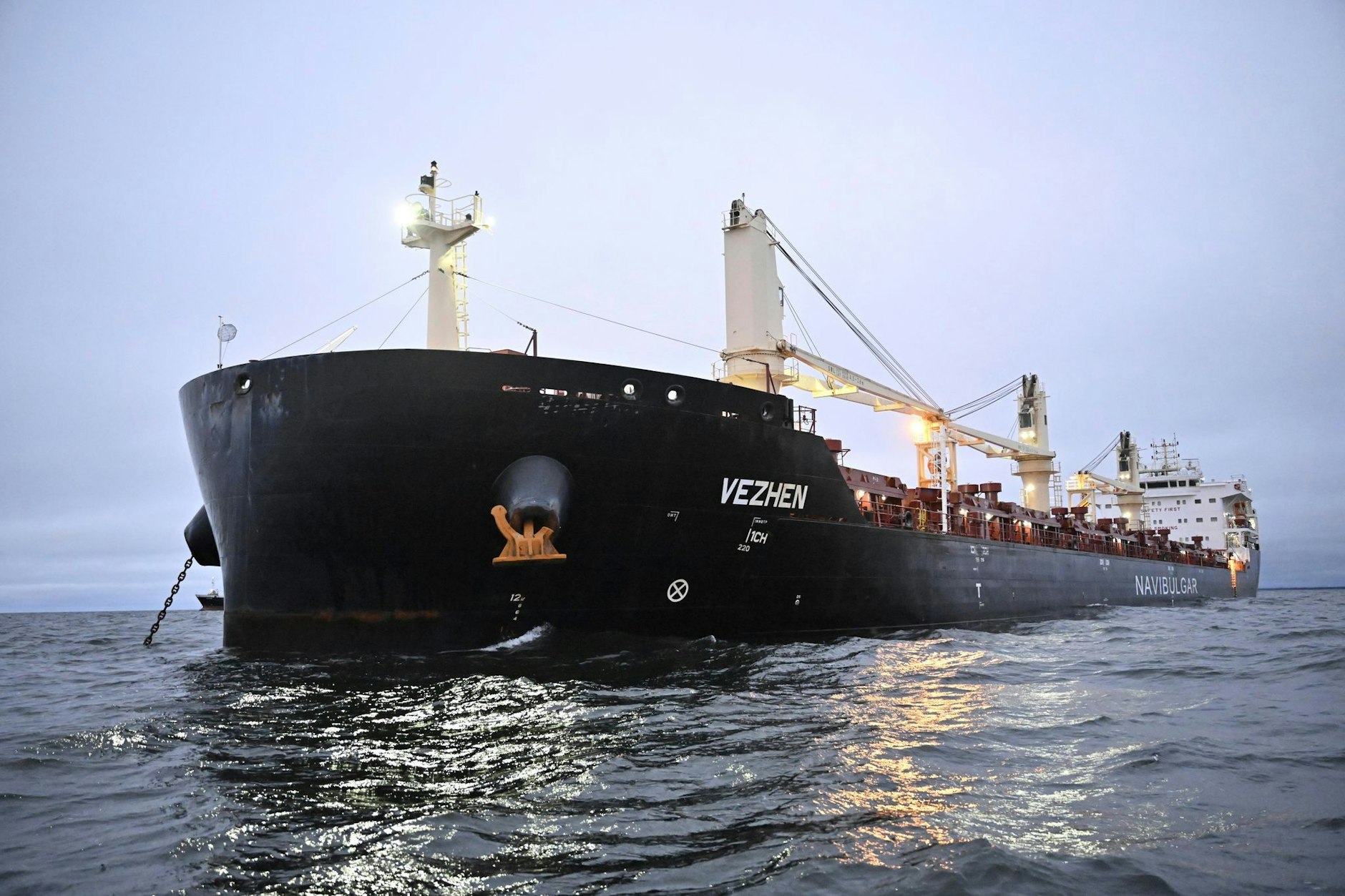 Das Frachtschiff „Vezhen“ liegt vor Karlskrona, Schweden, vor Anker und wird von den schwedischen Behörden untersucht.