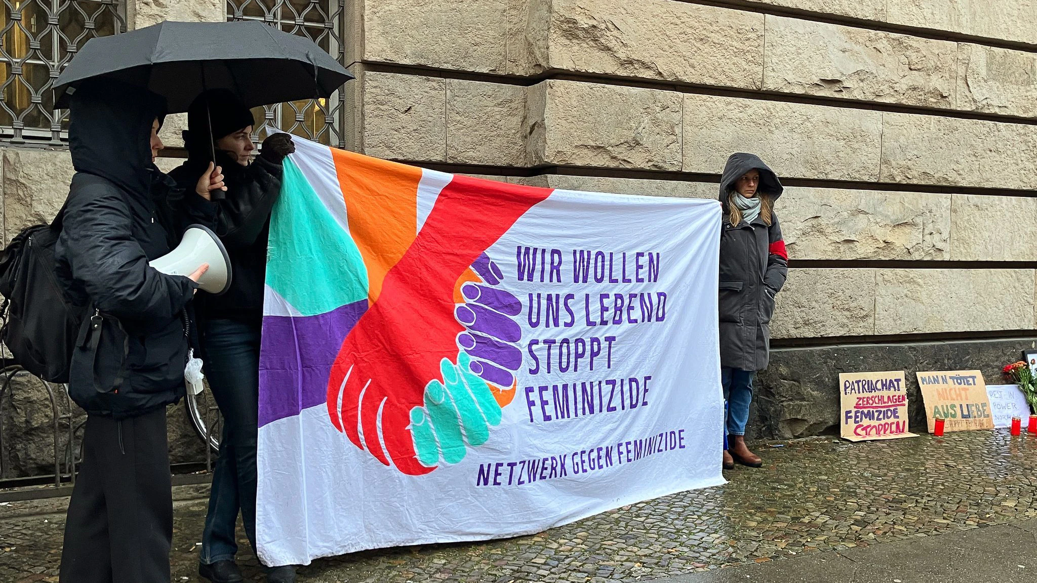 Vor dem Landgericht protestierten Frauen vom Netzwerk gegen Femizide. 
