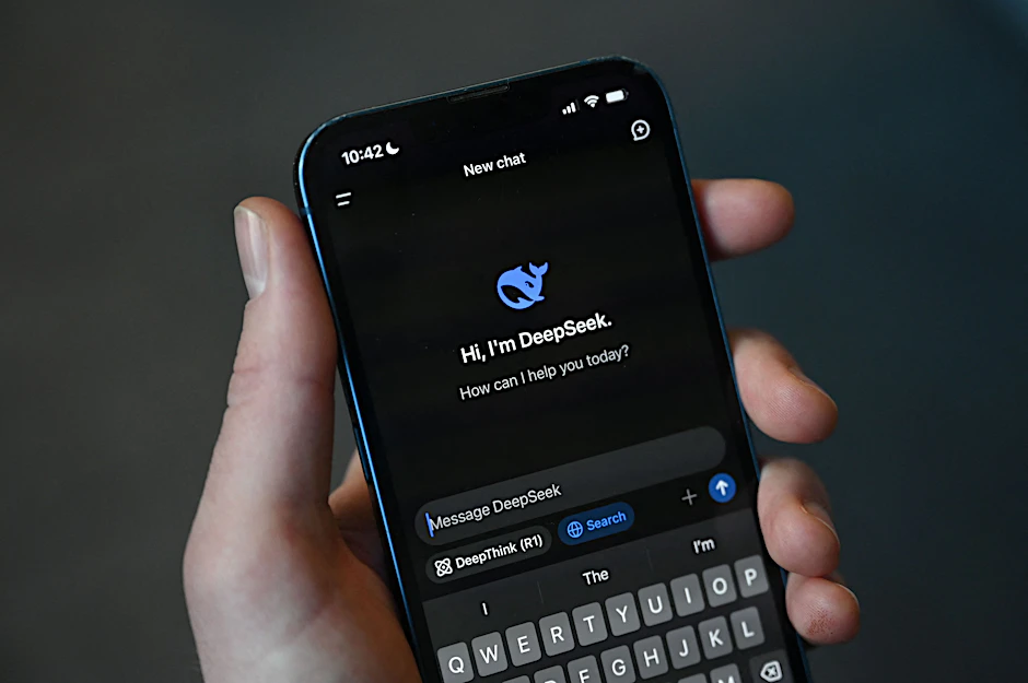 Der KI-Chatbot des chinesischen Unternehmens DeepSeek ist an die Spitze der Download-Charts des Apple Stores geklettert.