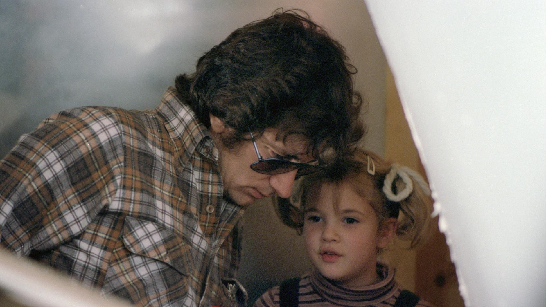 Steven Spielberg und Drew Barrymore am Set des Filmklassikers E.T.