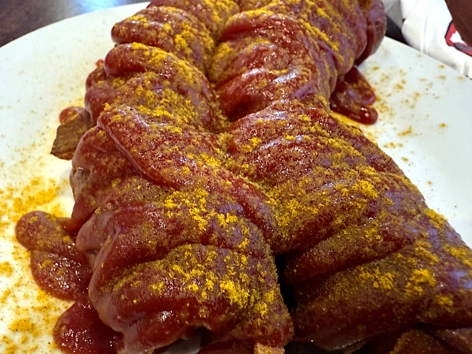 Regelmäßig wird die Currywurst zum beliebtesten Kantinenessen gekürt.