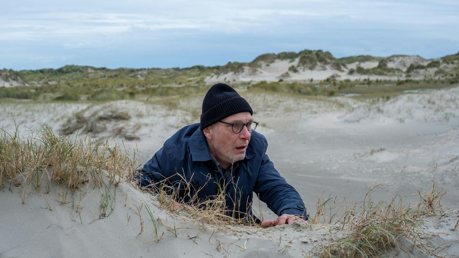 Sein letzter Auftritt in der ZDF-Serie „Unter anderen Umständen“: Schauspieler Martin Brambach sucht als Arne Brauner in den Dünen nach einem Mädchen.