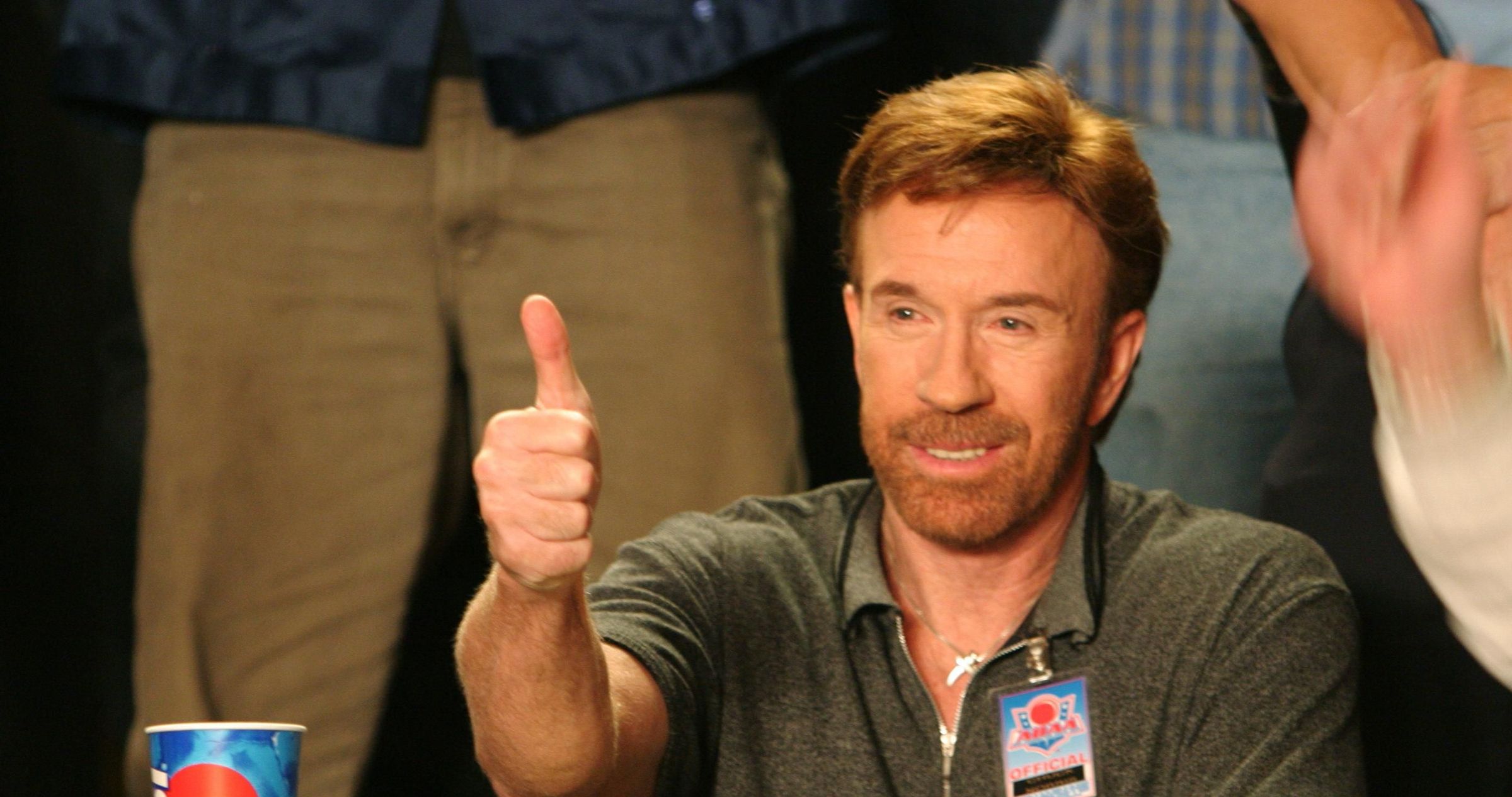 „Chuck Norris klebt Tische unter Kaugummis“: Die 100 besten Chuck-Norris-Sprüche