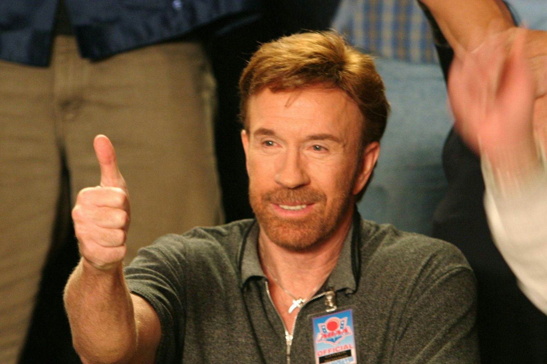 Chuck Norris trägt keine Uhr. Er entscheidet selbst, wie spät es ist.