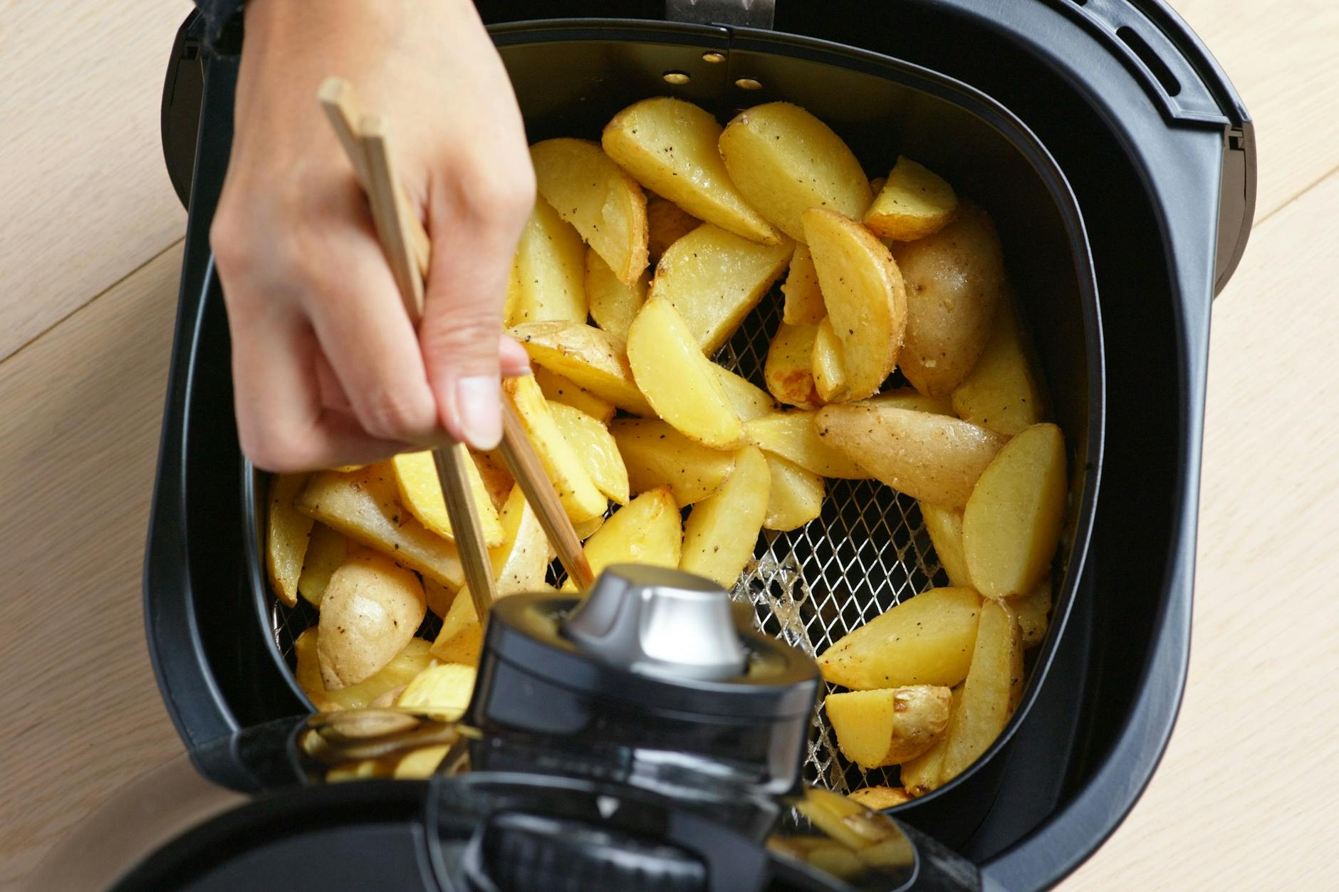 Die Heißluftfritteuse ist ein echter Küchen-Trend. Aber: Welche Lebensmittel sollte man in einem solchen Gerät besser nicht zubereiten?