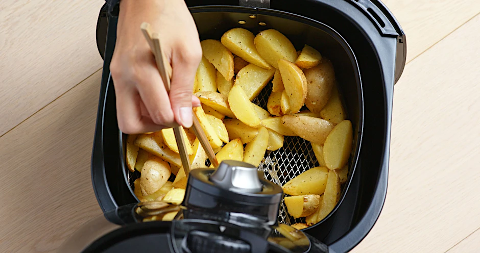 Die Heißluftfritteuse ist ein echter Küchen-Trend. Aber: Welche Lebensmittel sollte man in einem solchen Gerät besser nicht zubereiten?